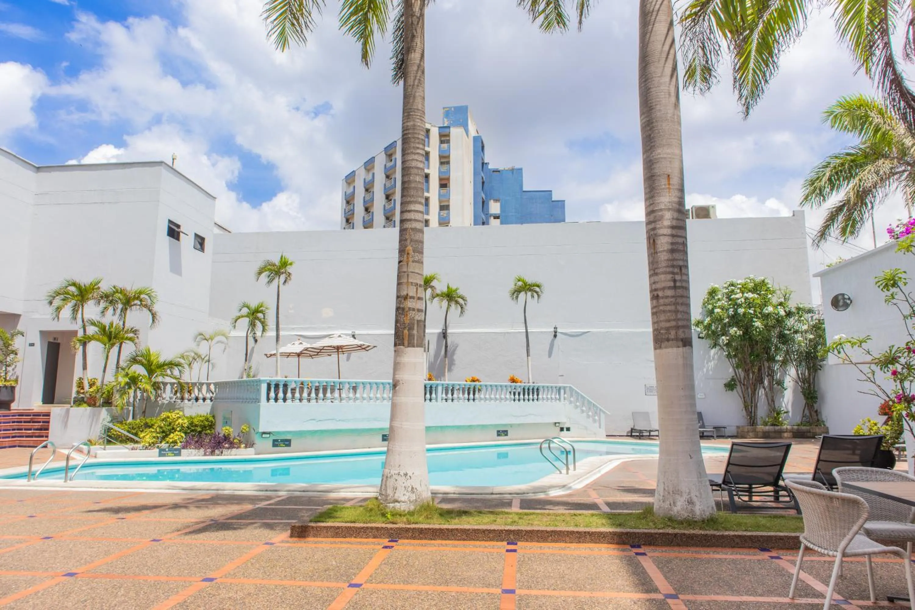 Swimming pool in Hotel Faranda Express Puerta Del Sol Barranquilla, A Member of Radisson Individuals