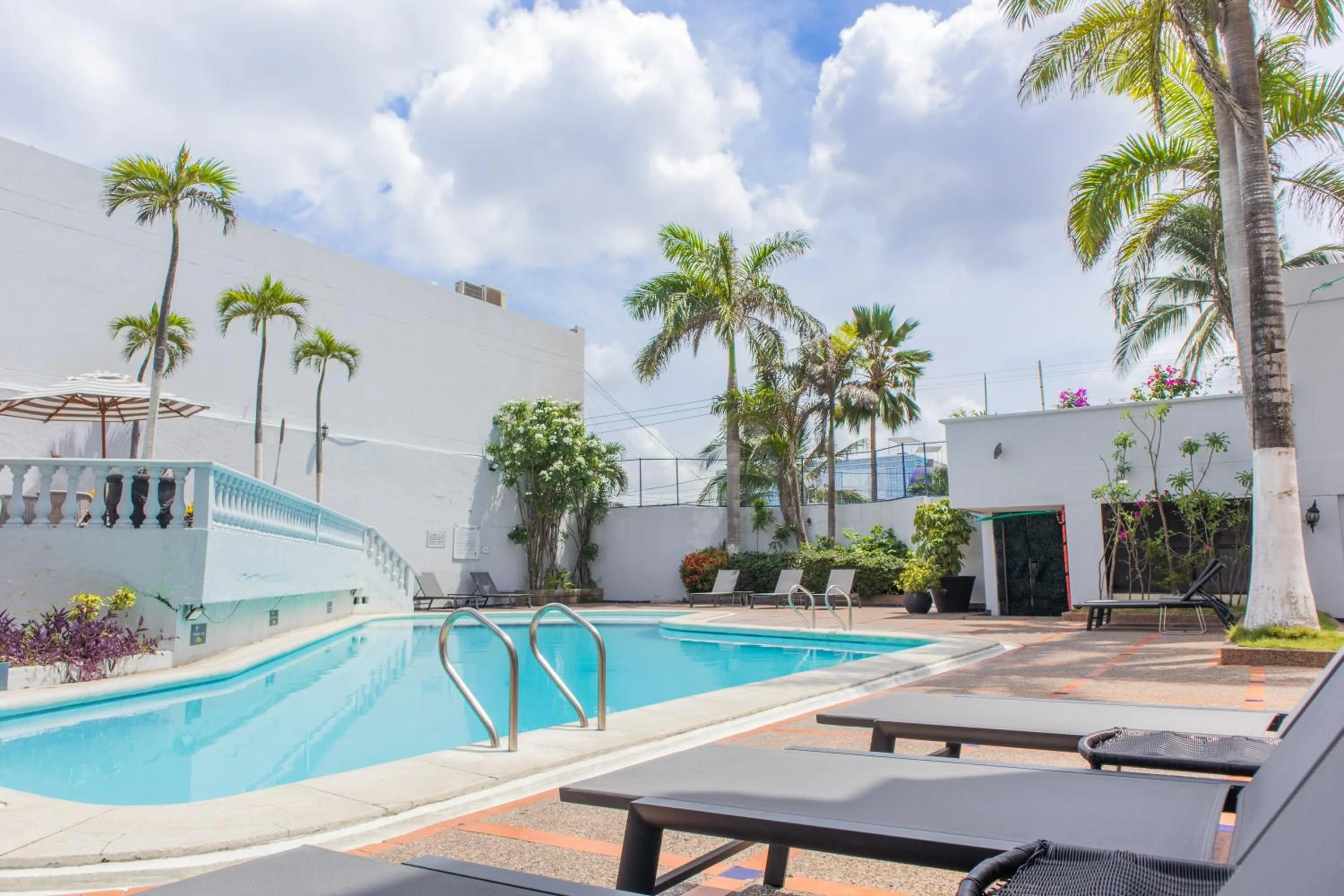 Swimming pool in Hotel Faranda Express Puerta Del Sol Barranquilla, A Member of Radisson Individuals