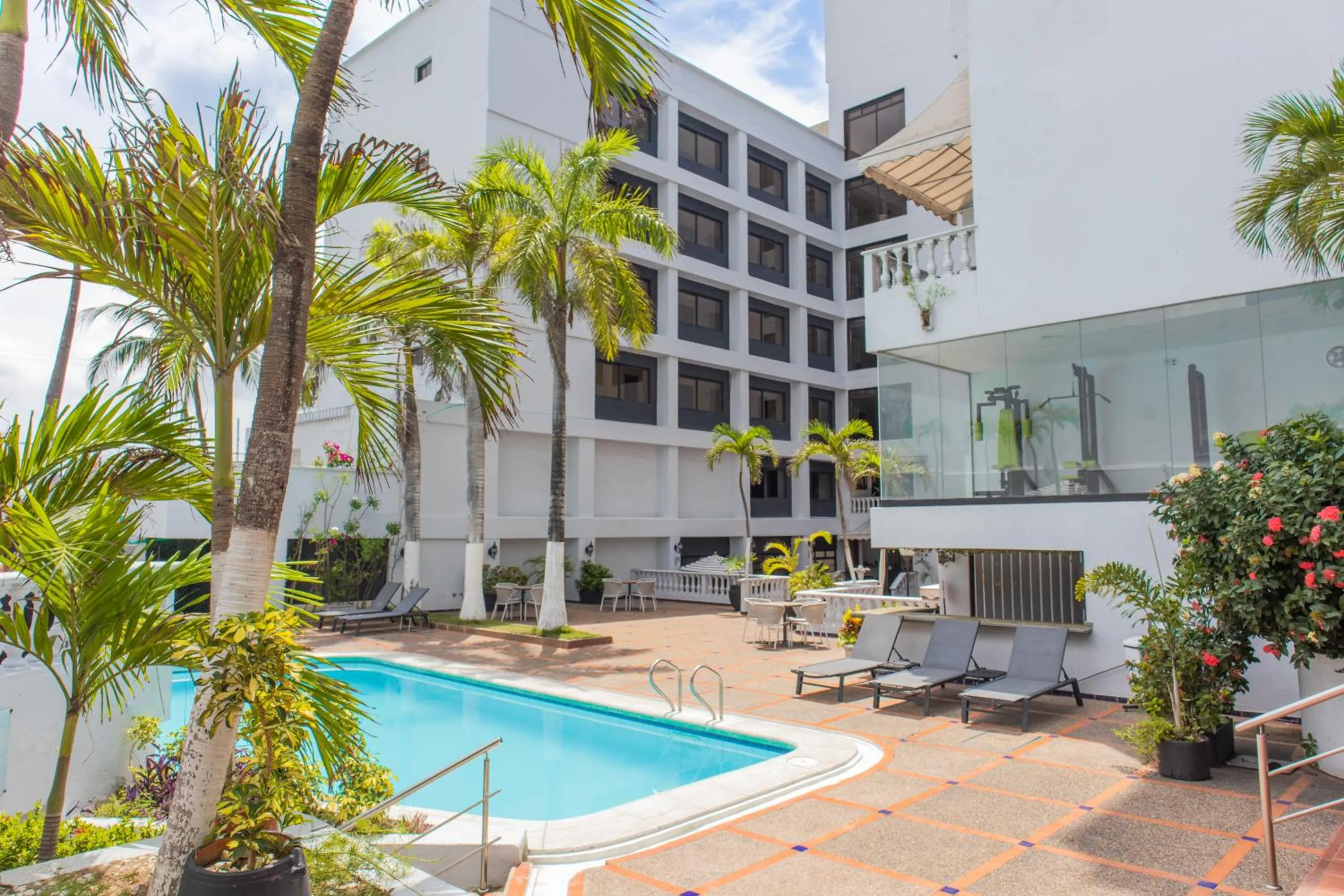 Swimming pool in Hotel Faranda Express Puerta Del Sol Barranquilla, A Member of Radisson Individuals