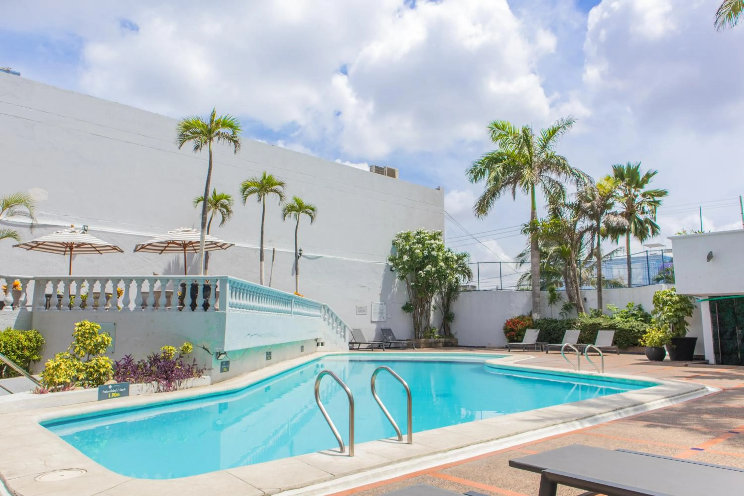 Swimming pool in Hotel Faranda Express Puerta Del Sol Barranquilla, A Member of Radisson Individuals