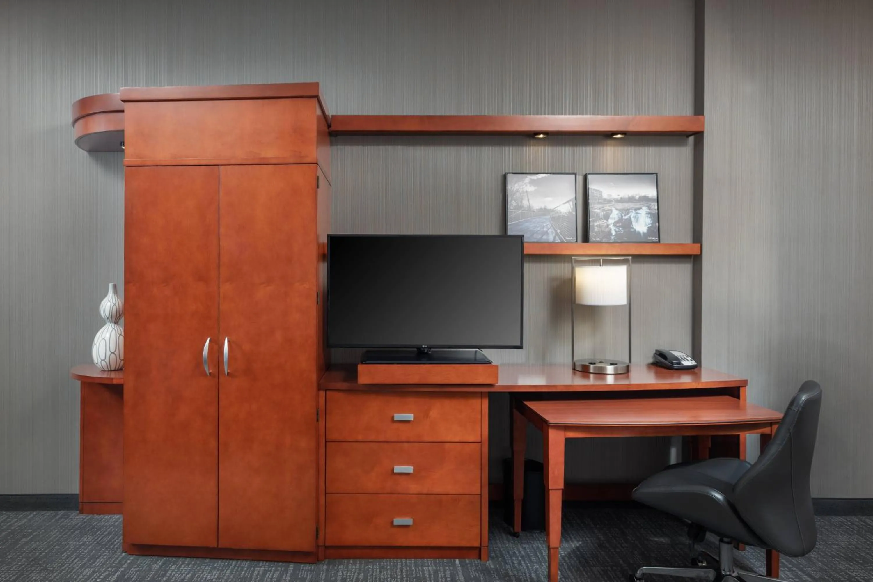 Photo of the whole room in Courtyard by Marriott Greenville Downtown