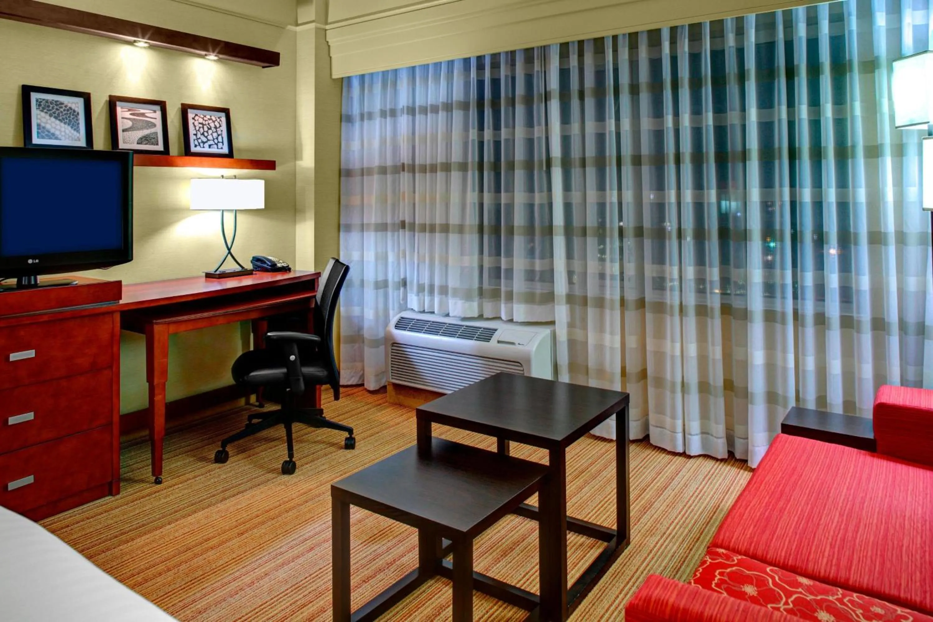 Photo of the whole room, Bed in Courtyard by Marriott Greenville Downtown