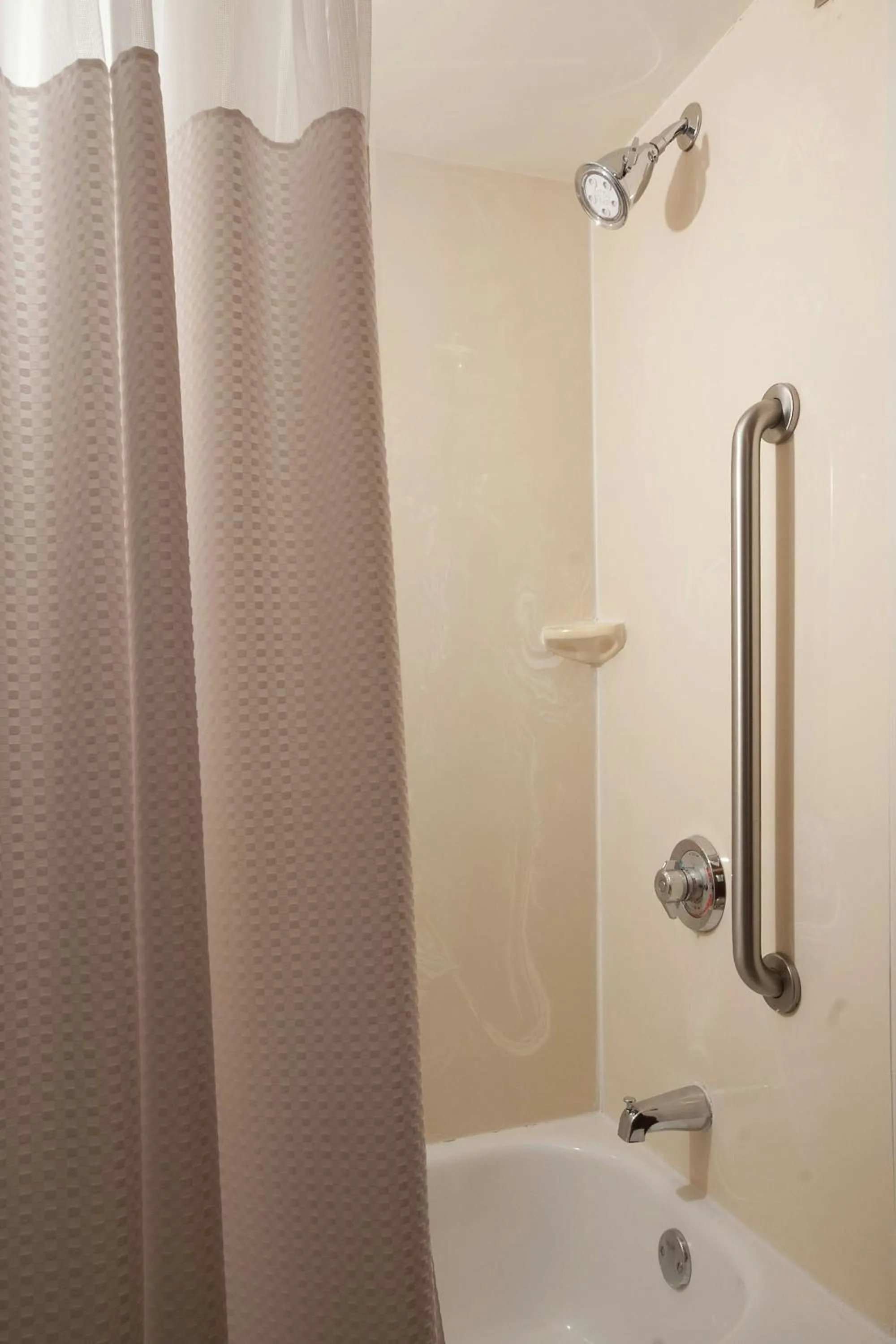 Bathroom in Courtyard Greenville-Spartanburg Airport