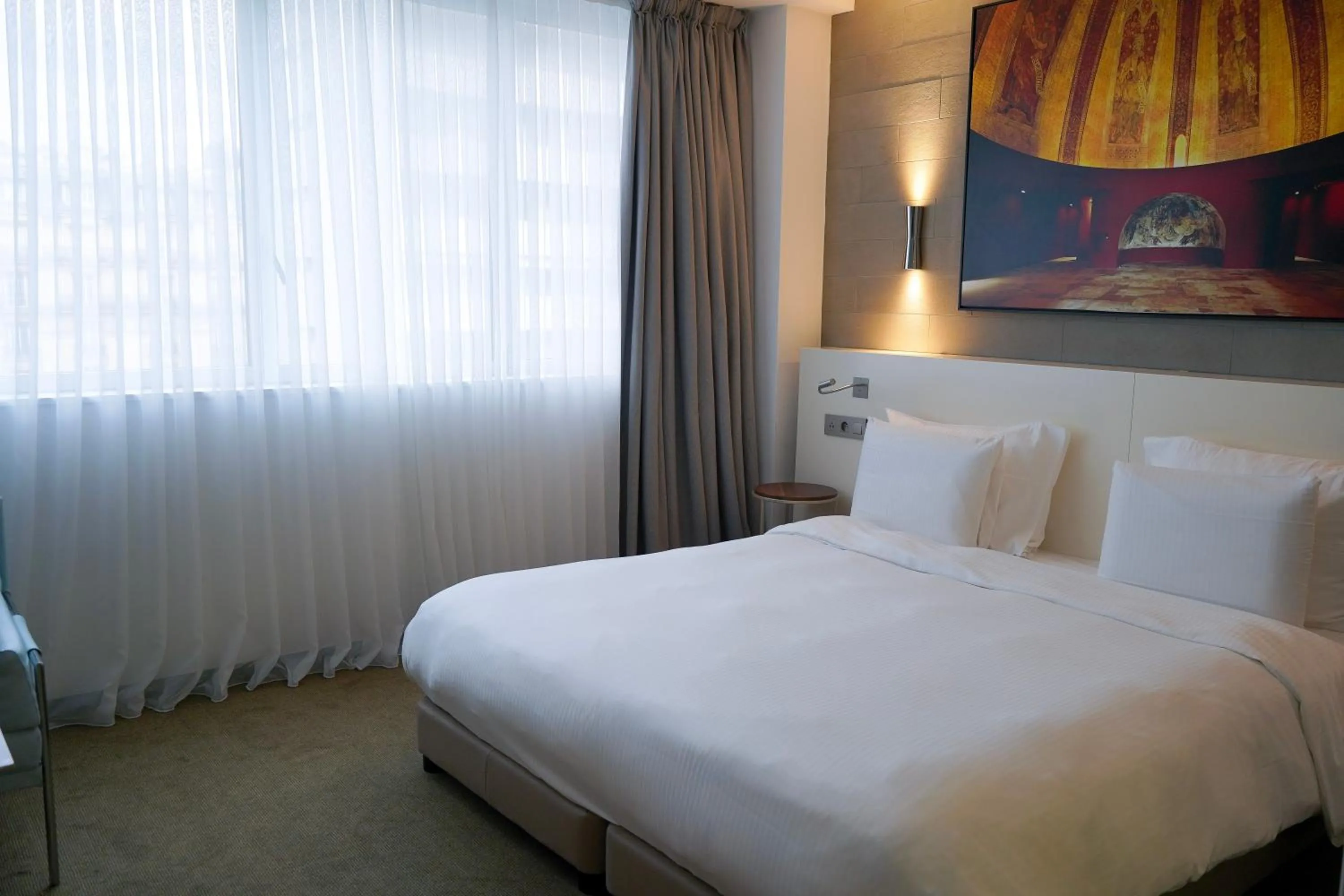 Bed in Pullman Paris Tour Eiffel