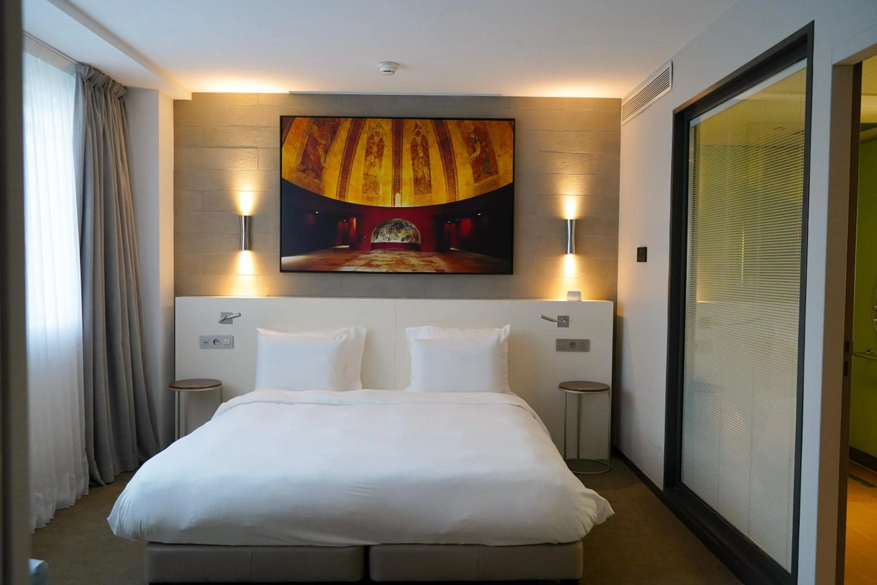 Bed in Pullman Paris Tour Eiffel