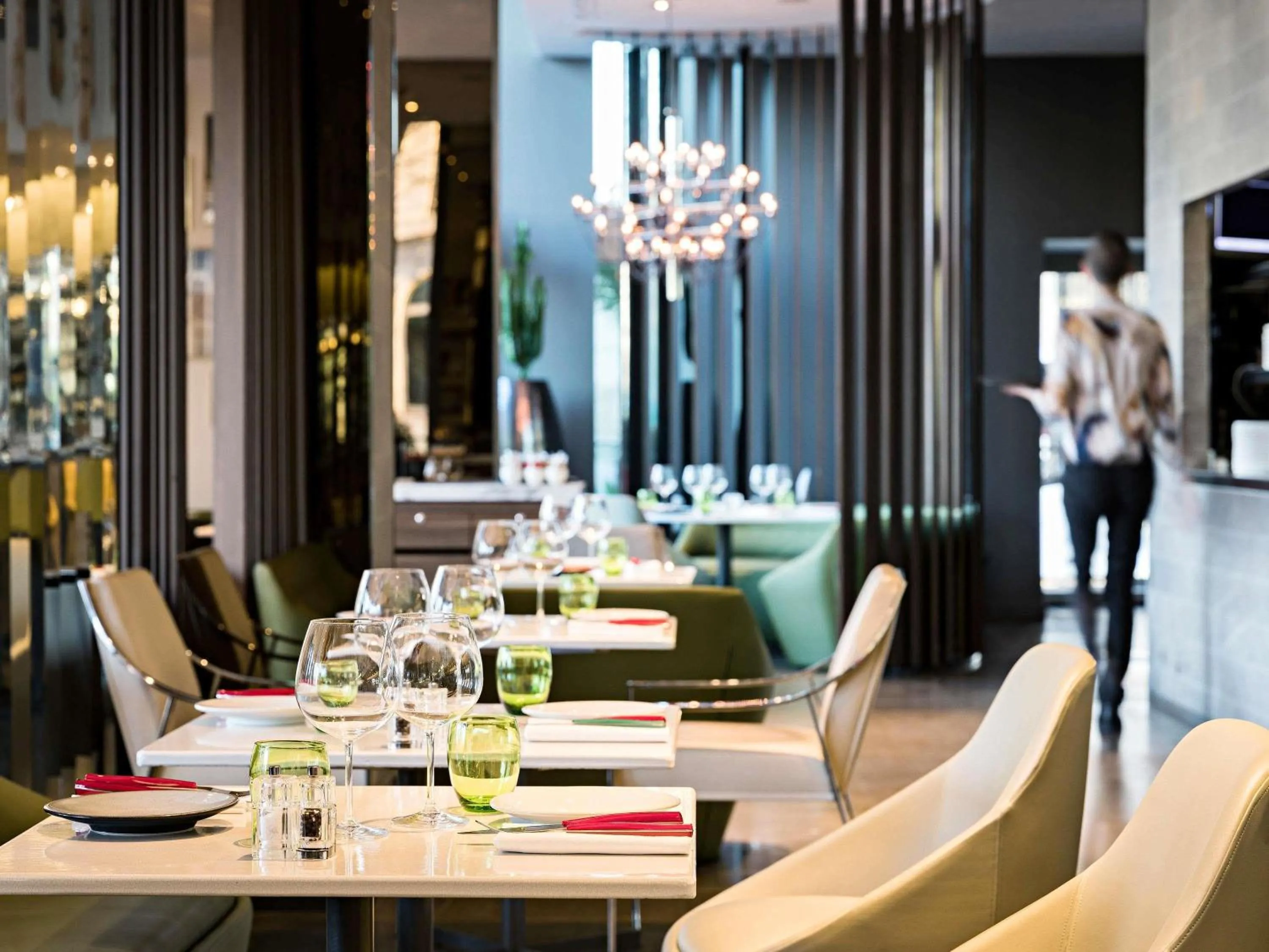 Restaurant/places to eat in Pullman Paris Tour Eiffel