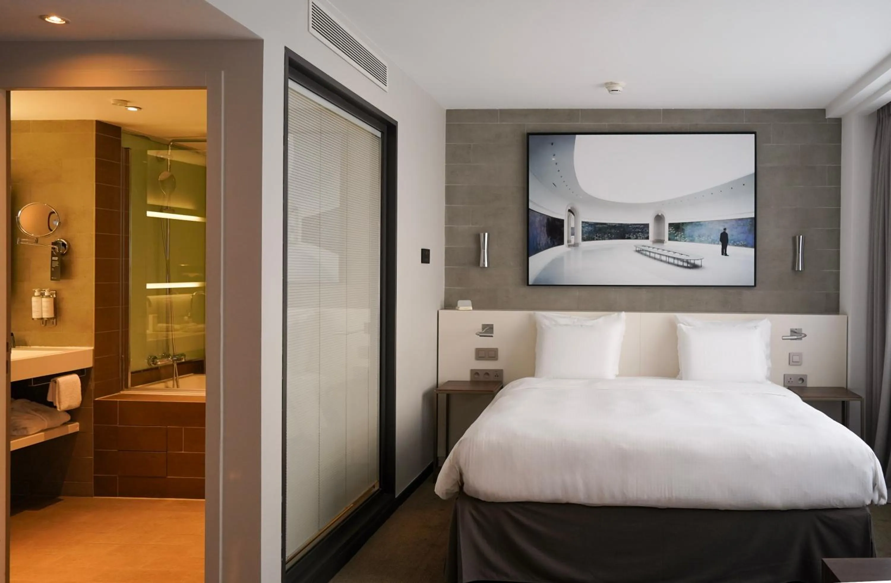 Photo of the whole room, Bed in Pullman Paris Tour Eiffel