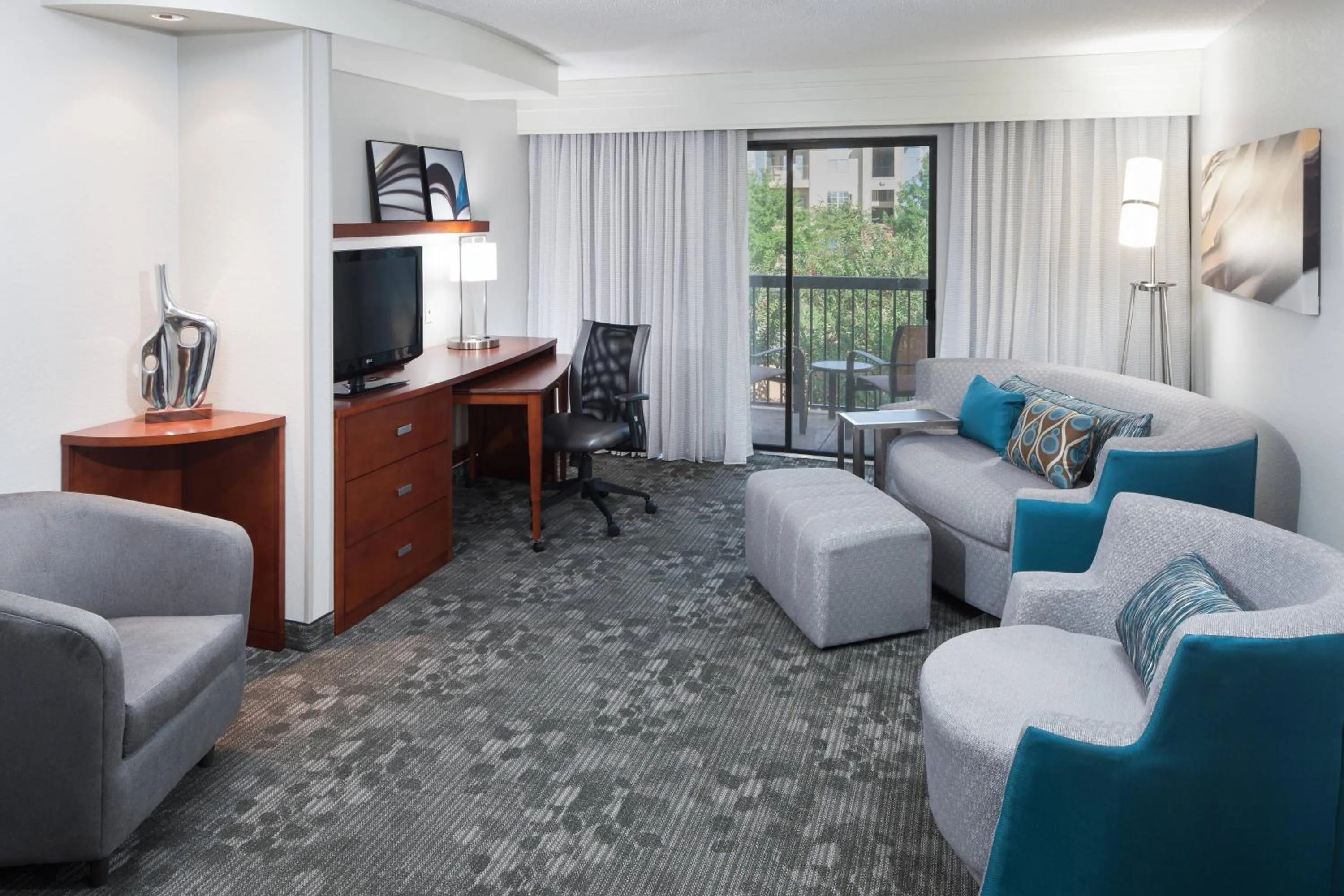 Living room in Courtyard by Marriott Hattiesburg