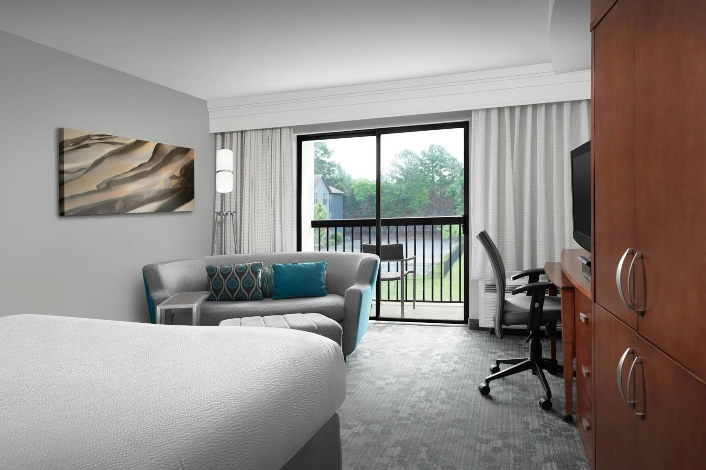 Photo of the whole room, Bed in Courtyard by Marriott Hattiesburg