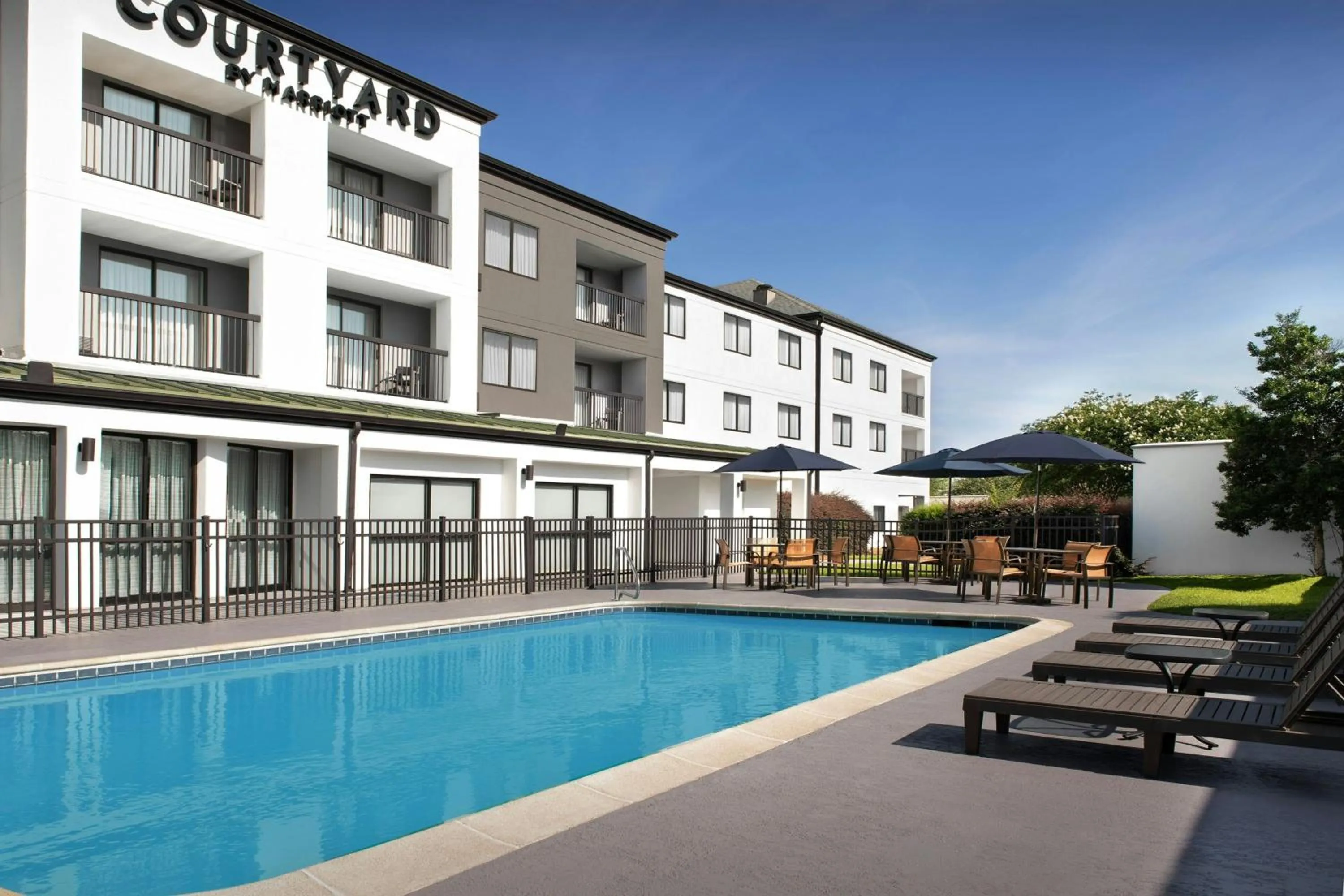 Swimming pool in Courtyard by Marriott Hattiesburg