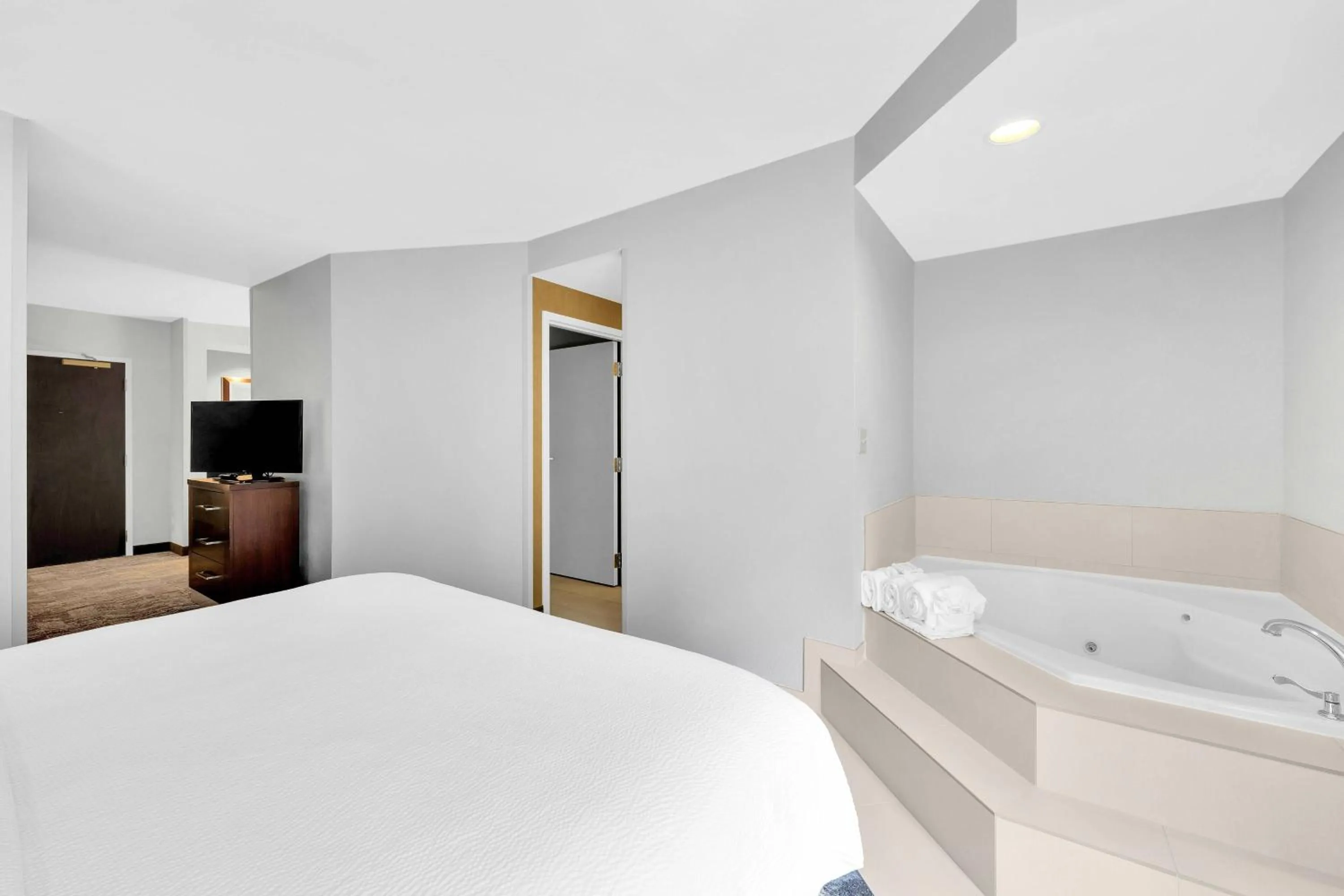 Swimming pool, Bed in SpringHill Suites by Marriott Tarrytown Westchester County