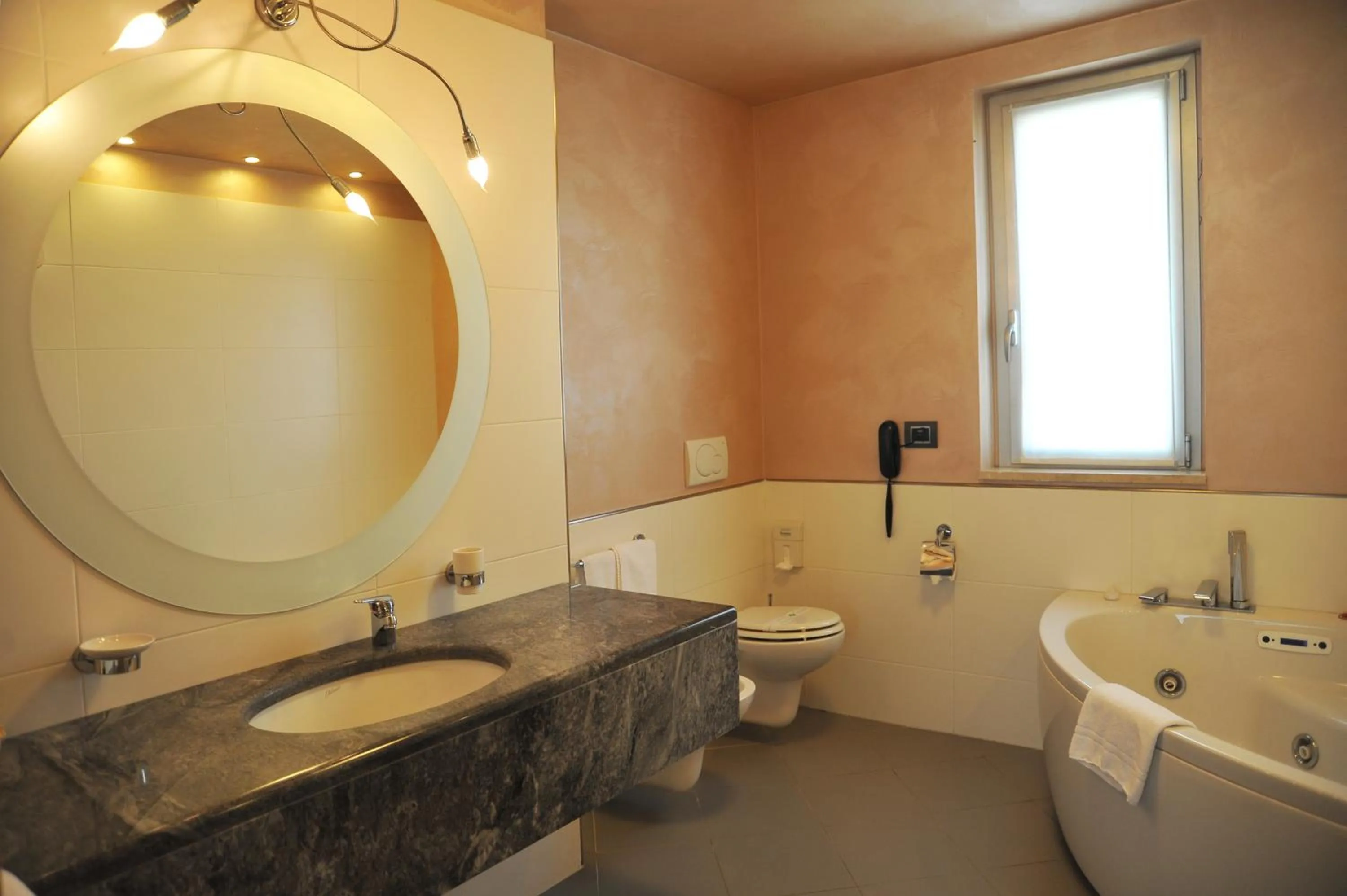 Bathroom in Palace Hotel Zingonia