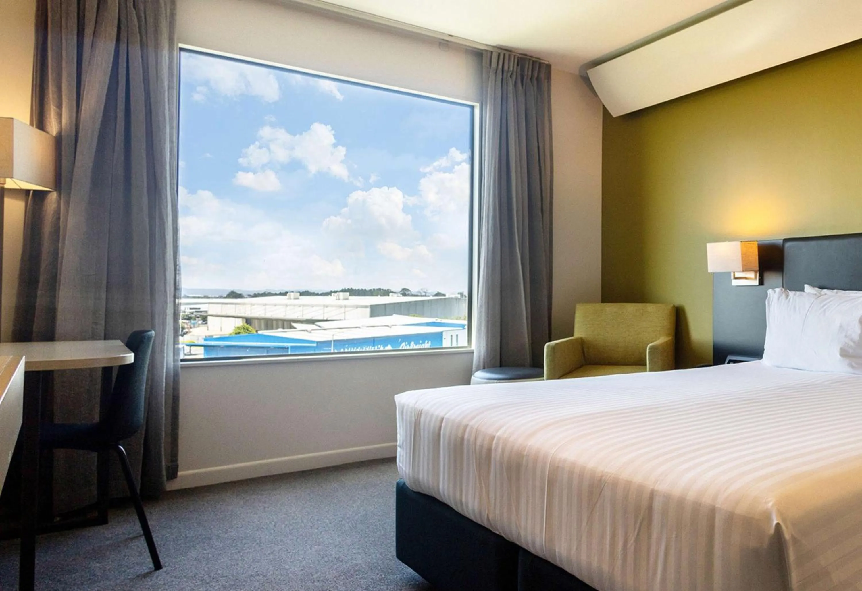 View (from property/room), Bed in Sudima Auckland Airport