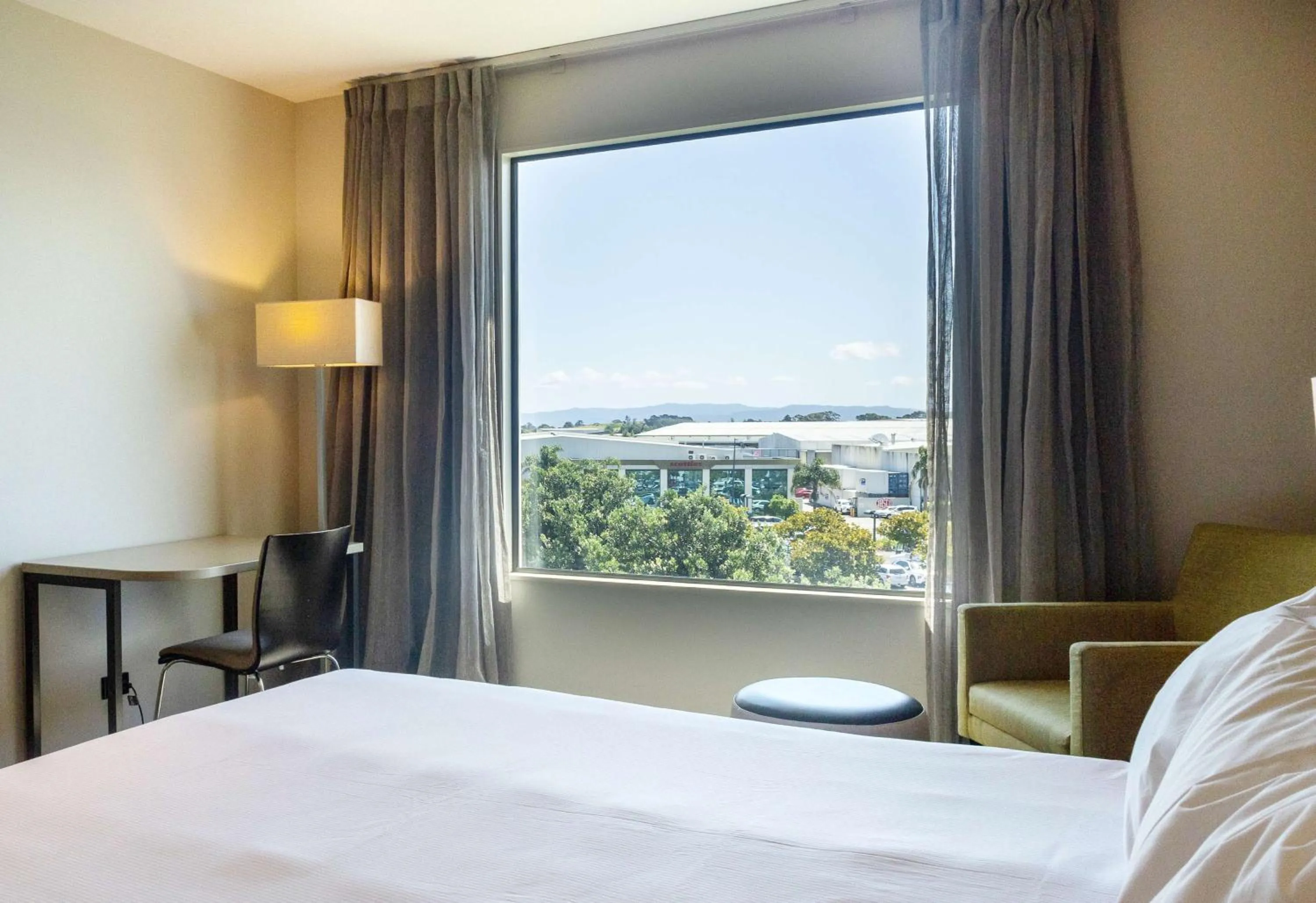 View (from property/room), Bed in Sudima Auckland Airport