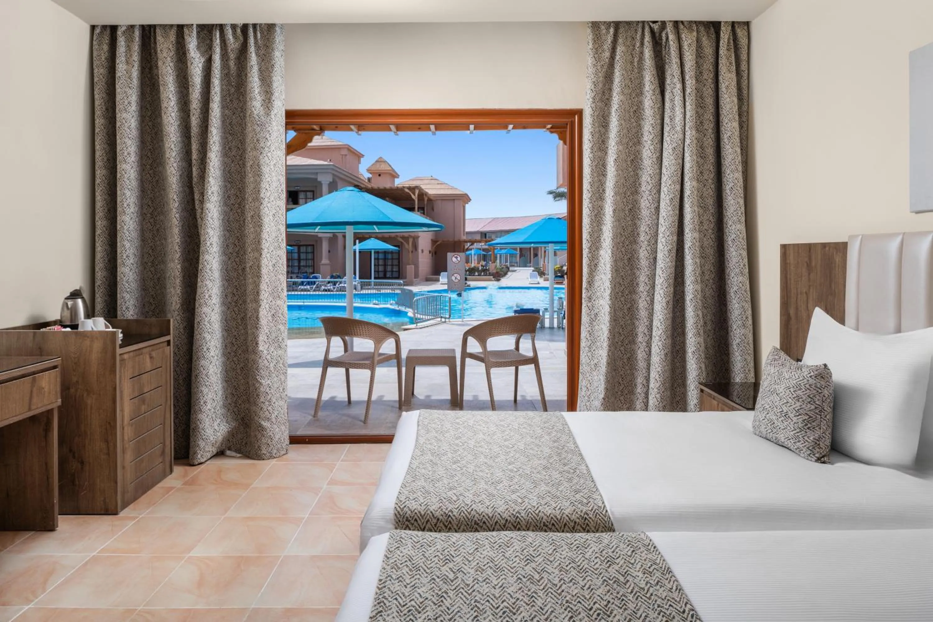 Bedroom, Bed in Pickalbatros Jungle Aqua Park - Neverland Hurghada