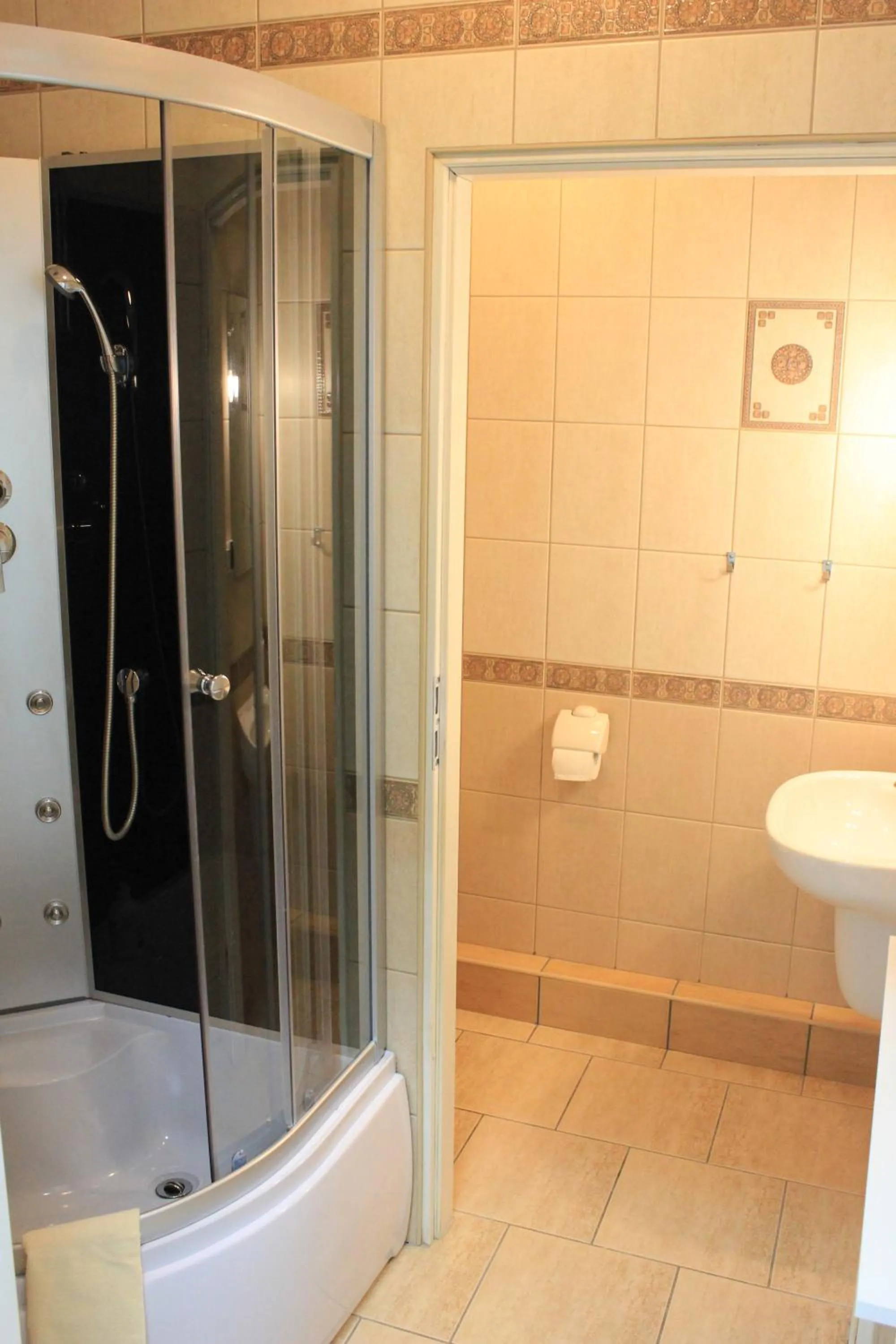 Shower in Kolorowa Guest Rooms