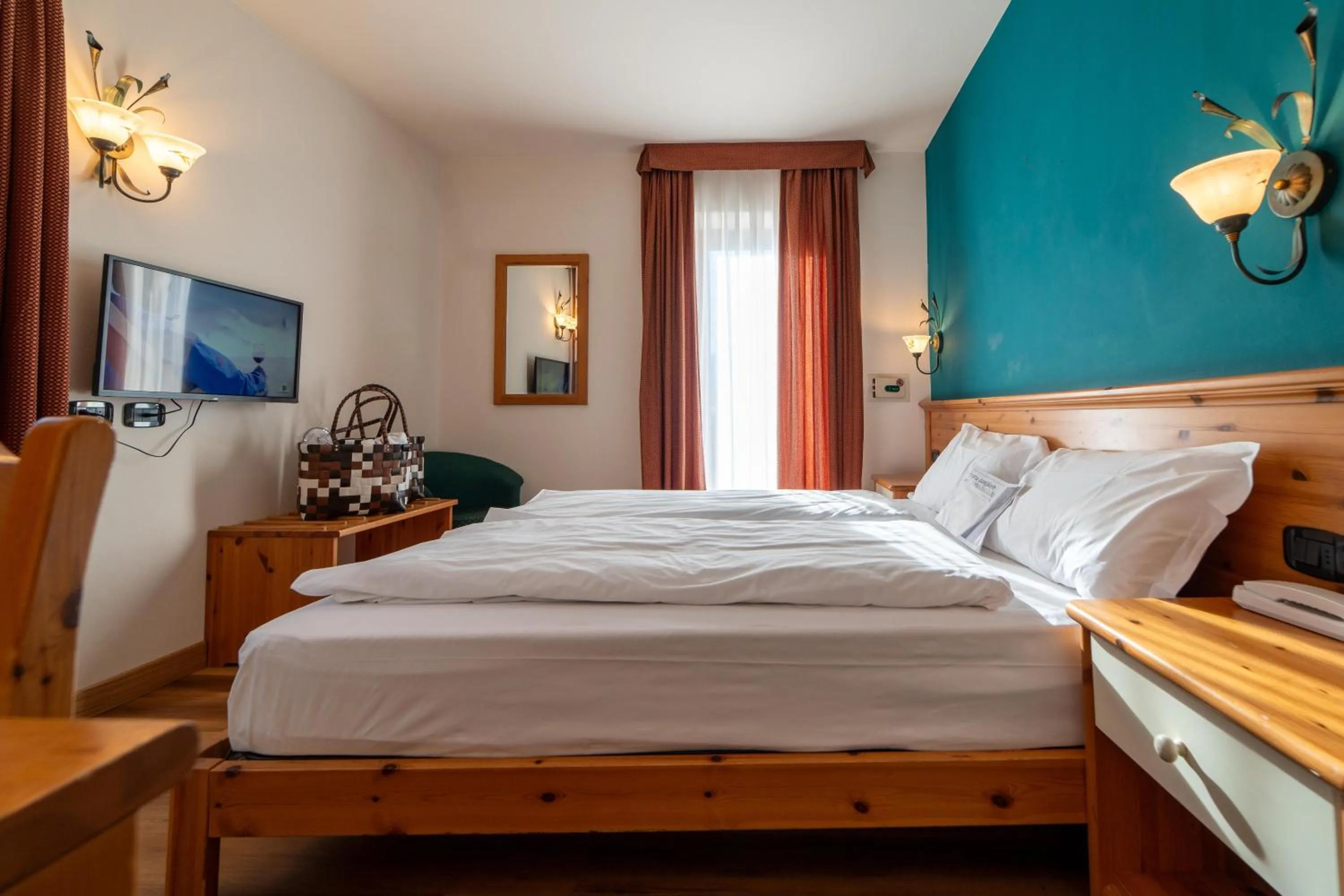 Communal lounge/ TV room, Bed in Hotel Primula