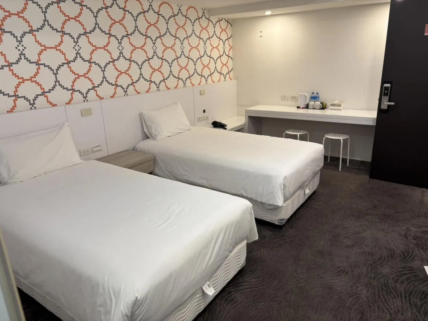 Bathroom, Bed in CHECK inn Express Taipei Yongkang