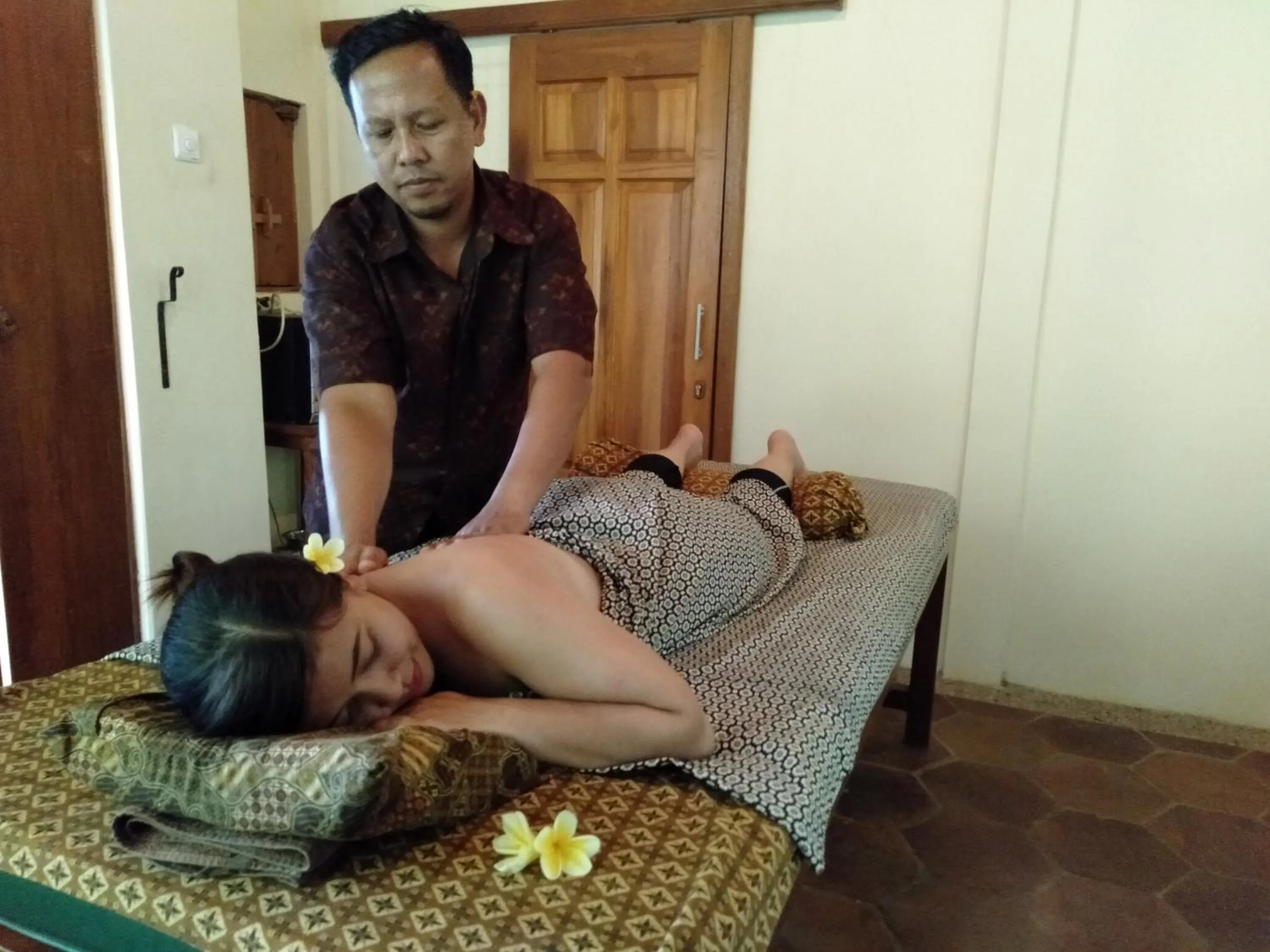 Massage in Puri Lumbung Cottages Restaurant & Spa Munduk