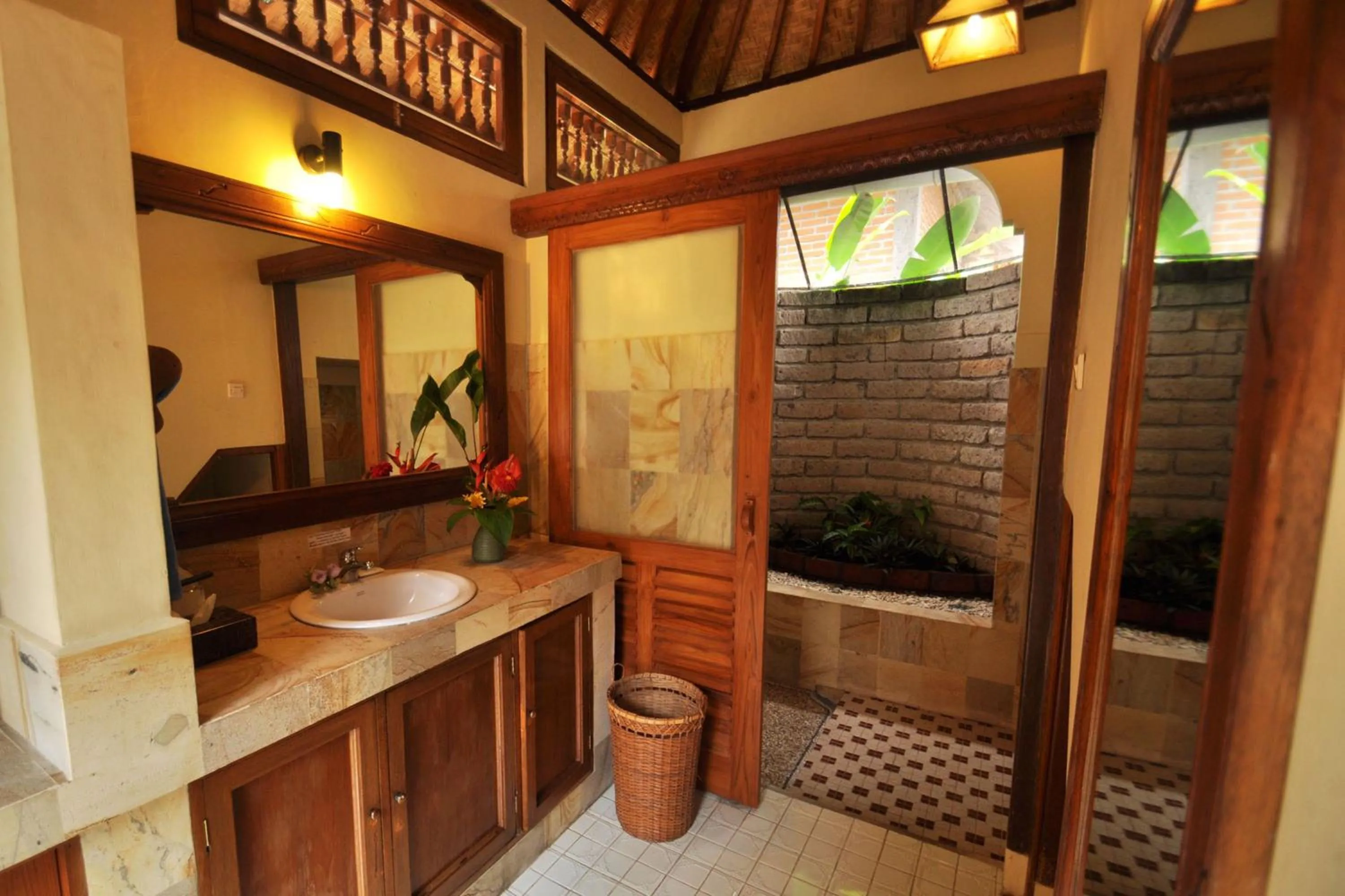 Bathroom in Puri Lumbung Cottages Restaurant & Spa Munduk