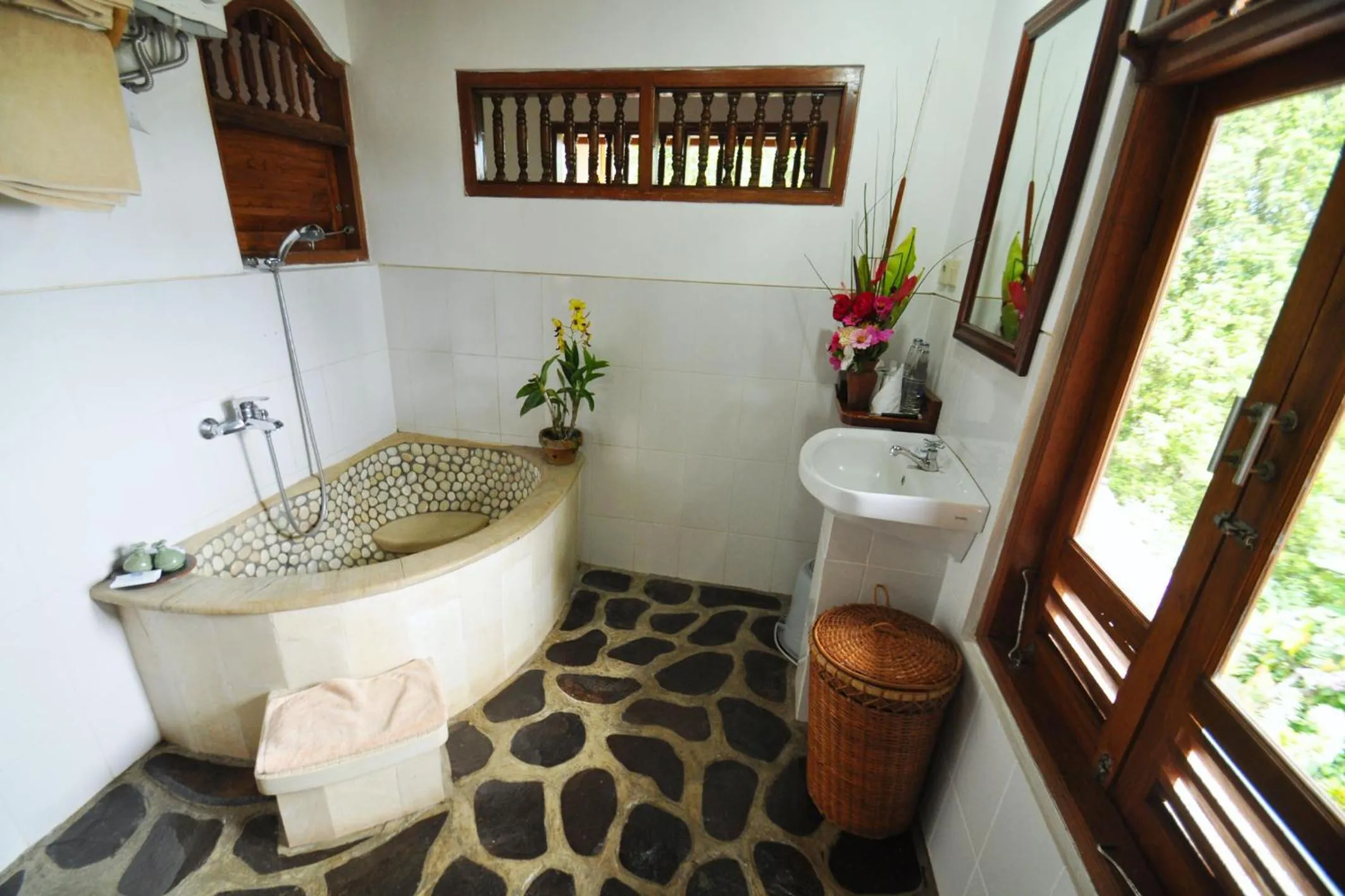 Bathroom in Puri Lumbung Cottages Restaurant & Spa Munduk