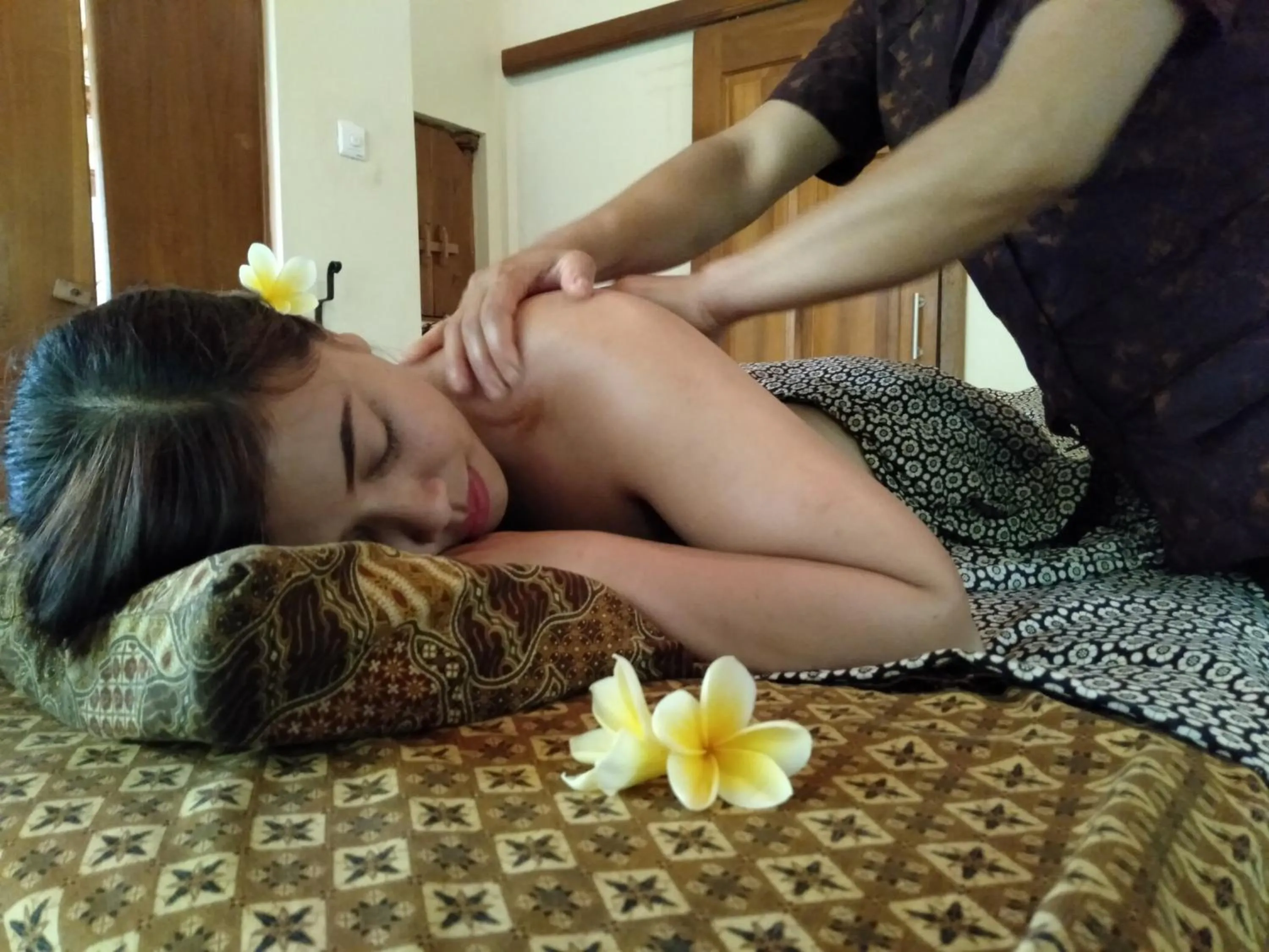 Massage in Puri Lumbung Cottages Restaurant & Spa Munduk