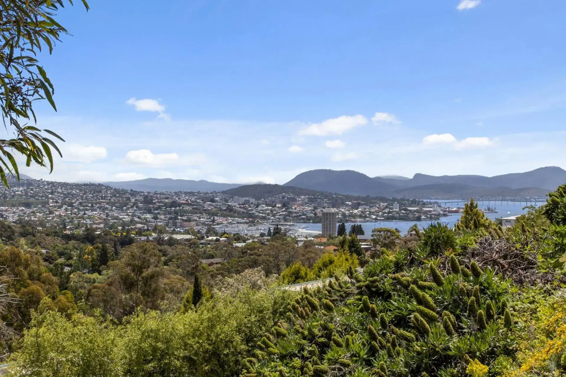 The View 2 bed unit with stunning Hobart outlook The View 2 bed unit with stunning Hobart outlook