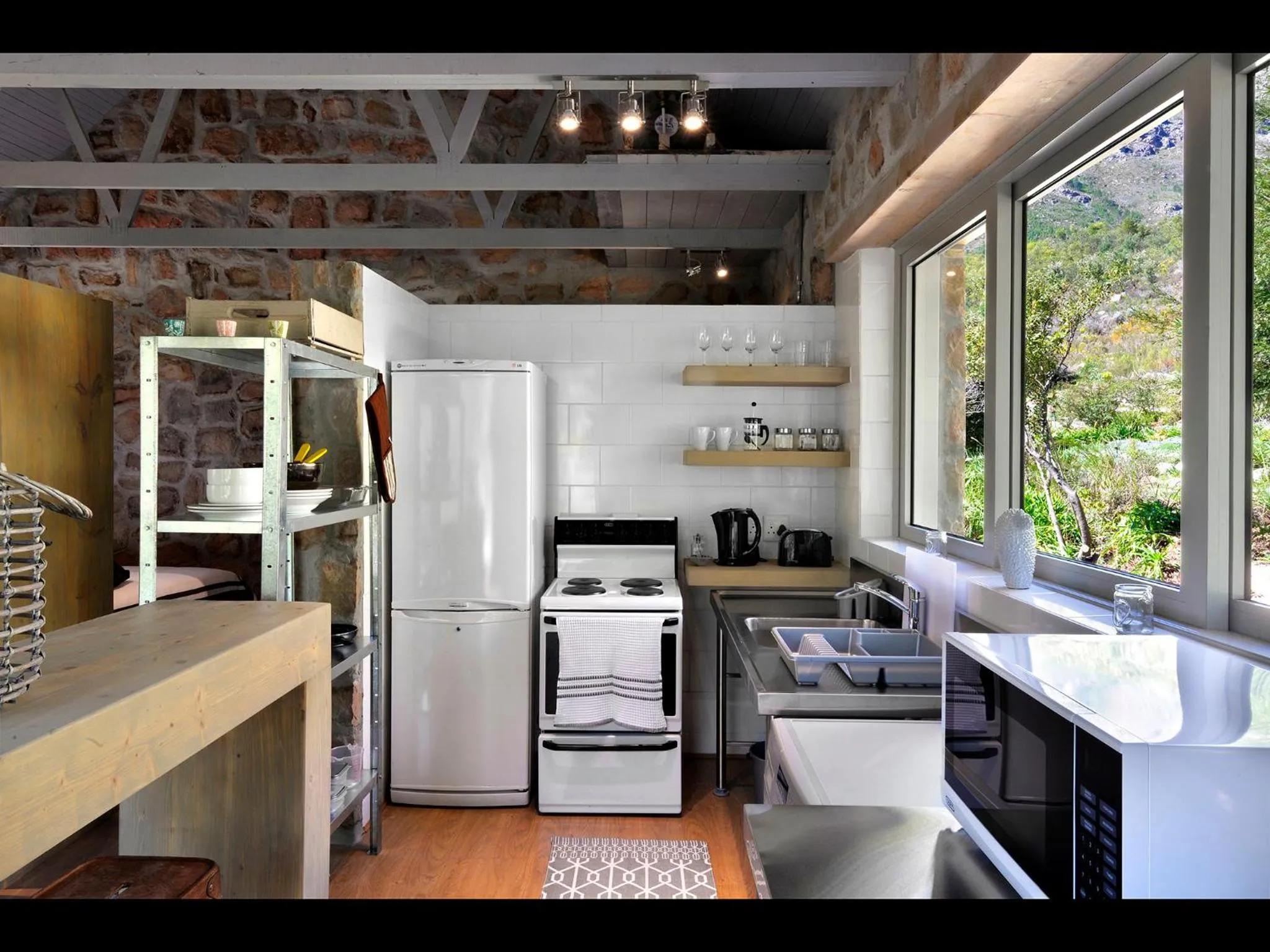 Kitchen or kitchenette in Umami Mountain Retreat