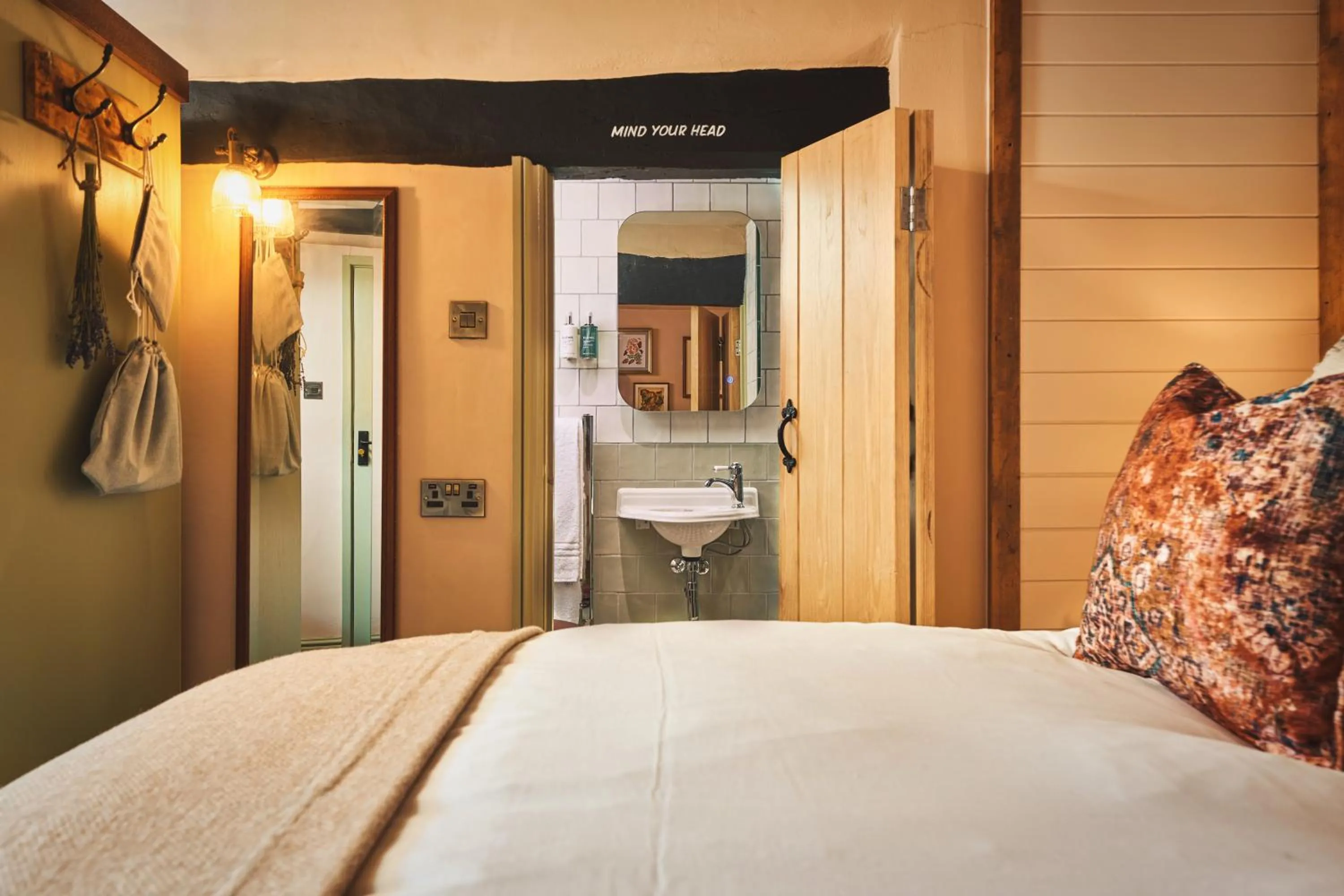 Bathroom, Bed in The Masons Arms