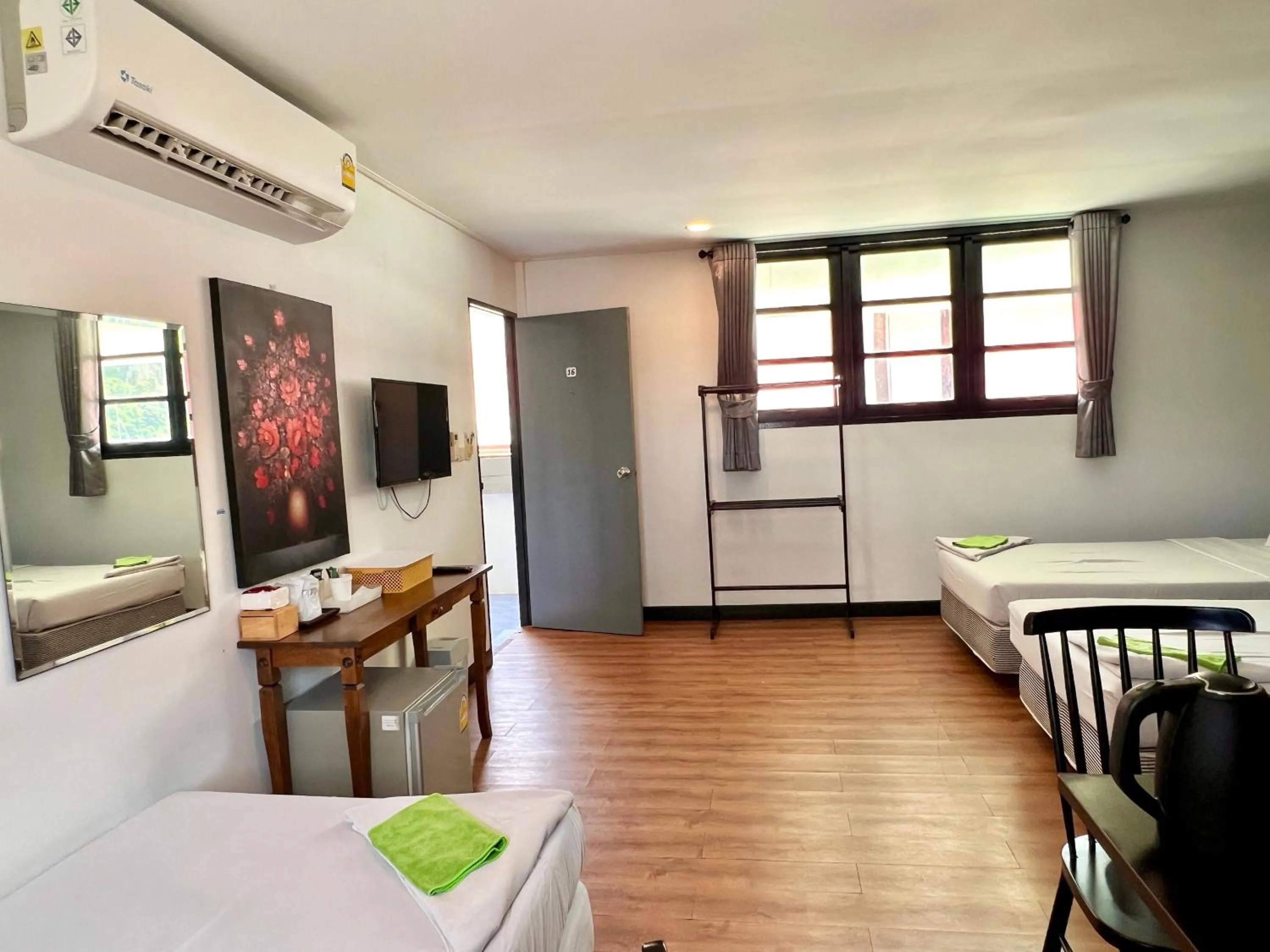 Bedroom, Bed in Phi Phi Inn