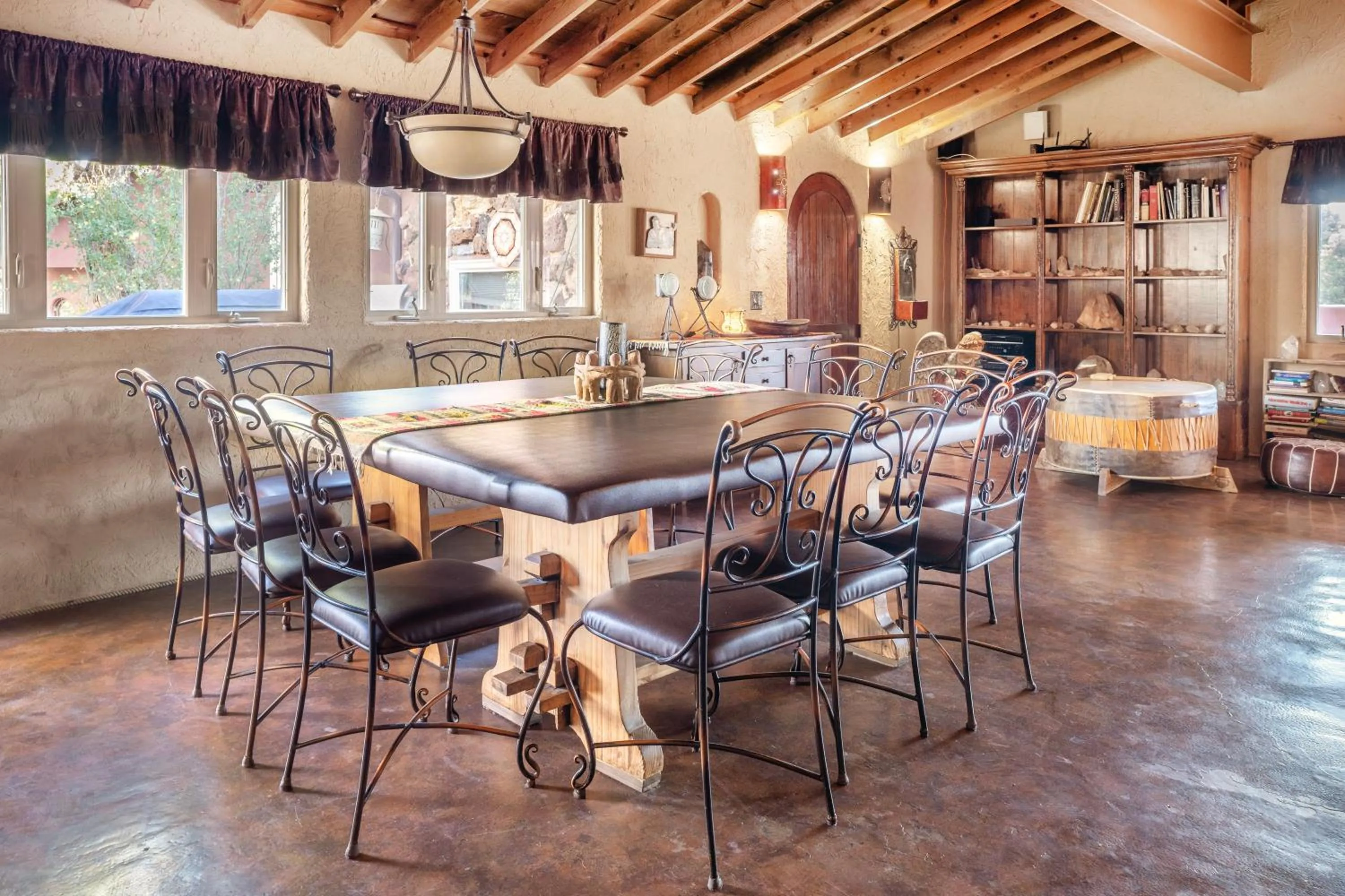 Dining area in Zion Villa True North