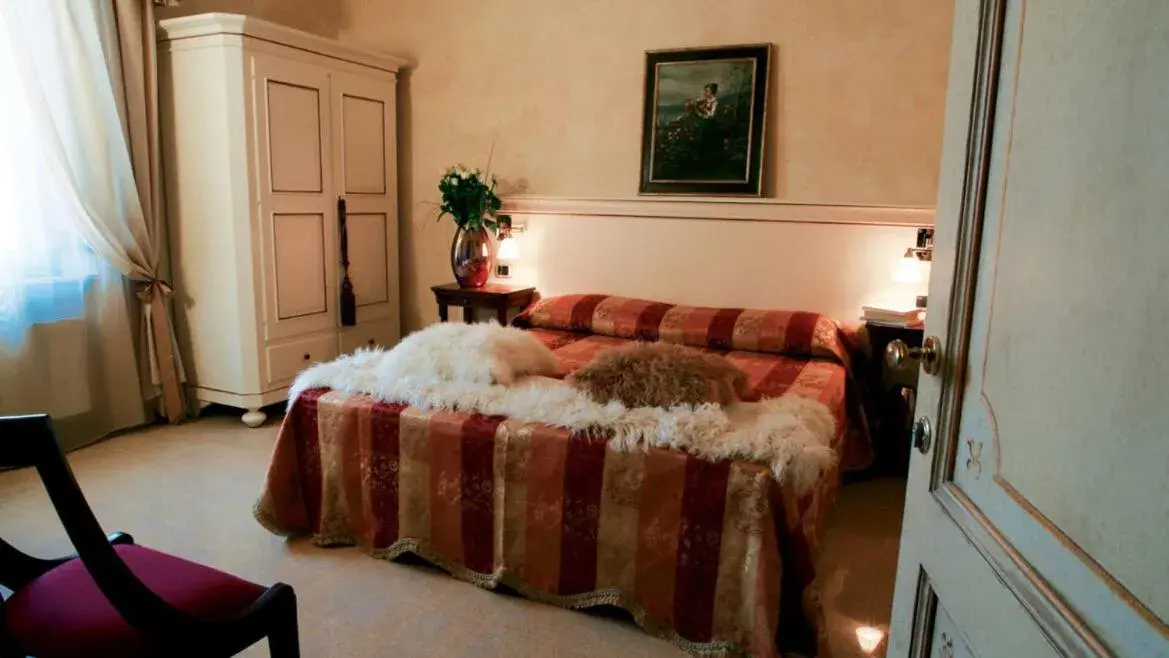 Deluxe Double or Twin Room in Villa Della Certosa Deluxe Double or Twin Room in Villa Della Certosa