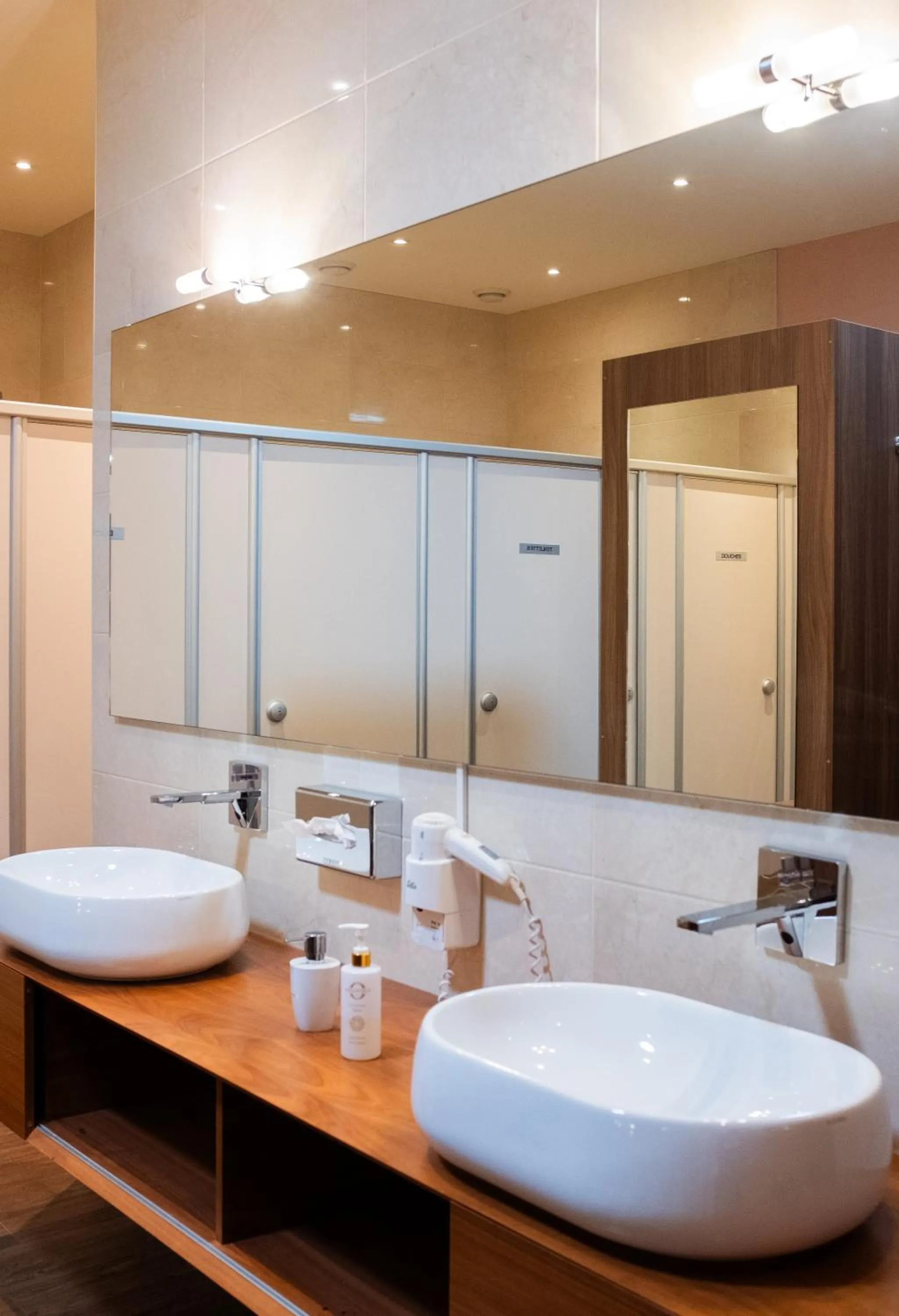 Shower in Baron Tavernier Hotel Restaurant & SPA