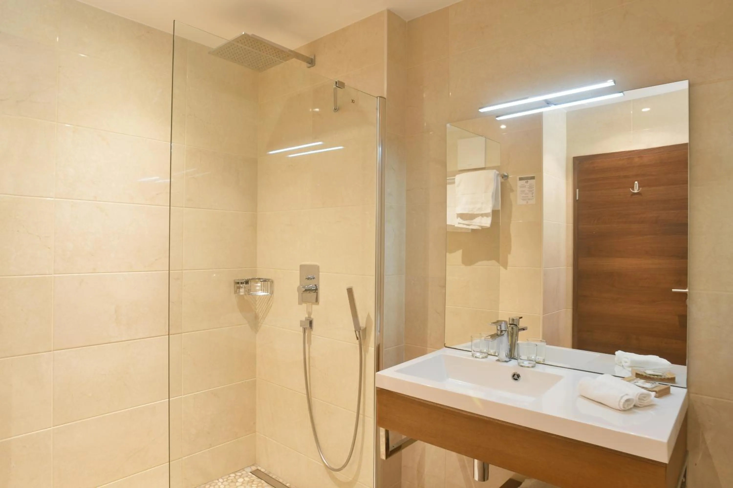Shower in Baron Tavernier Hotel Restaurant & SPA
