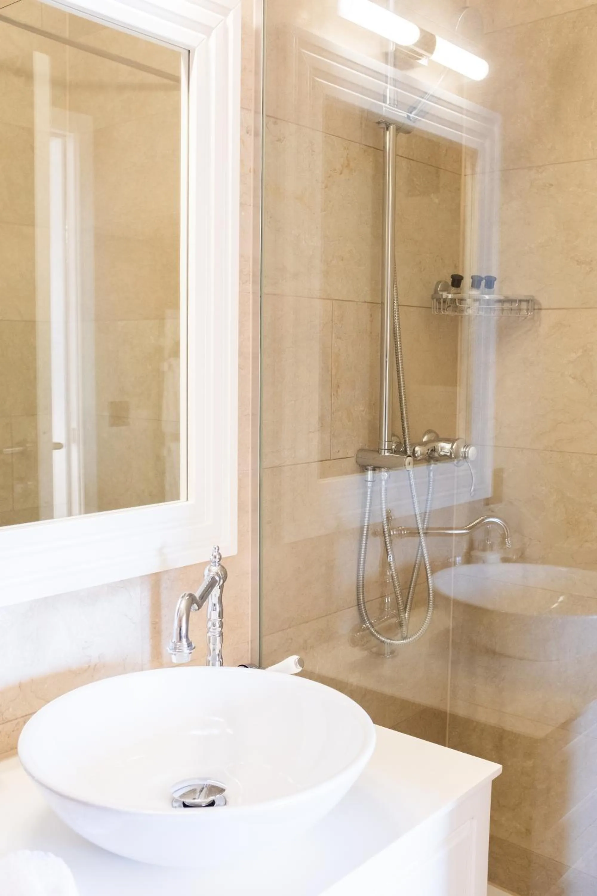 Shower in Baron Tavernier Hotel Restaurant & SPA
