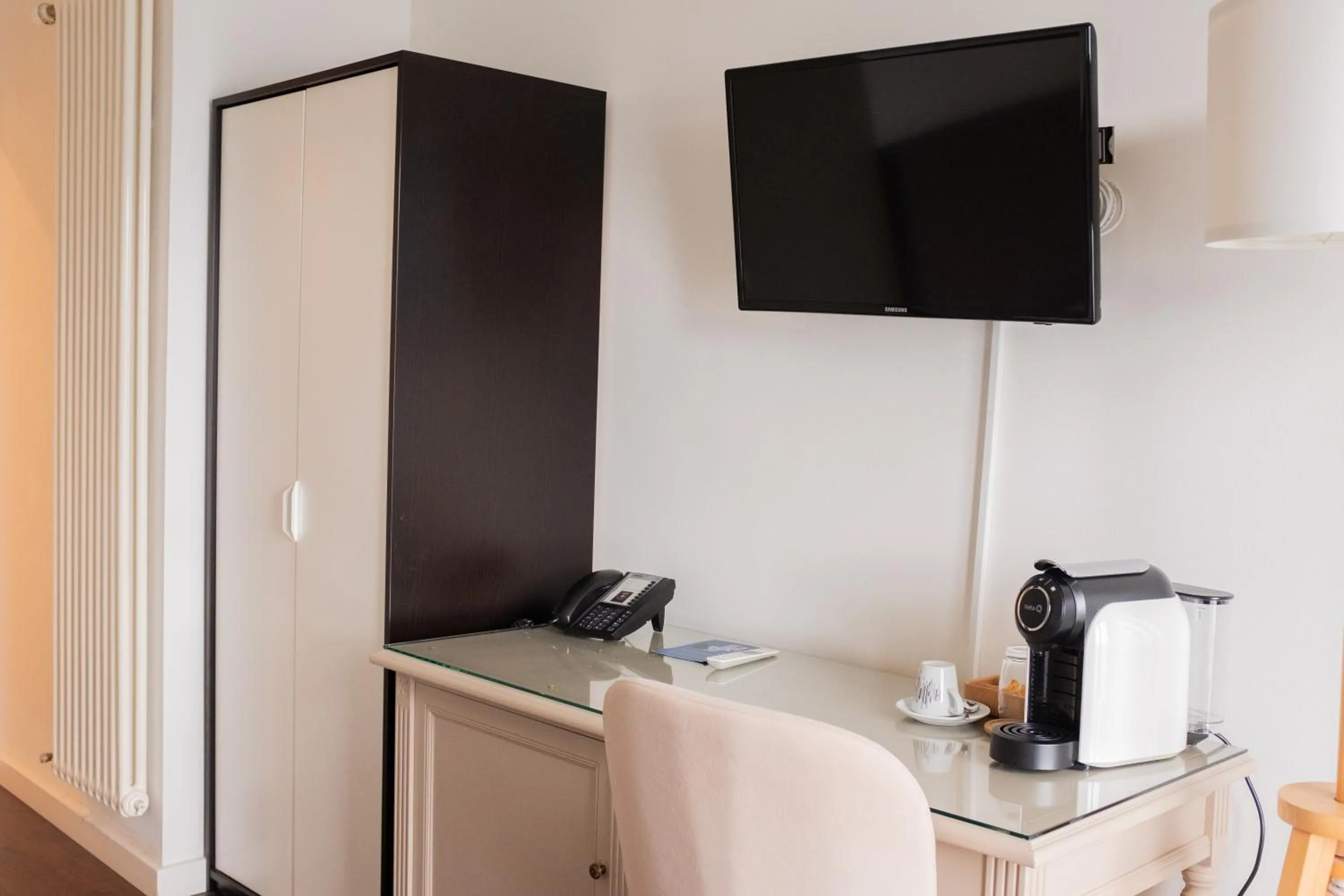 TV and multimedia in Baron Tavernier Hotel Restaurant & SPA