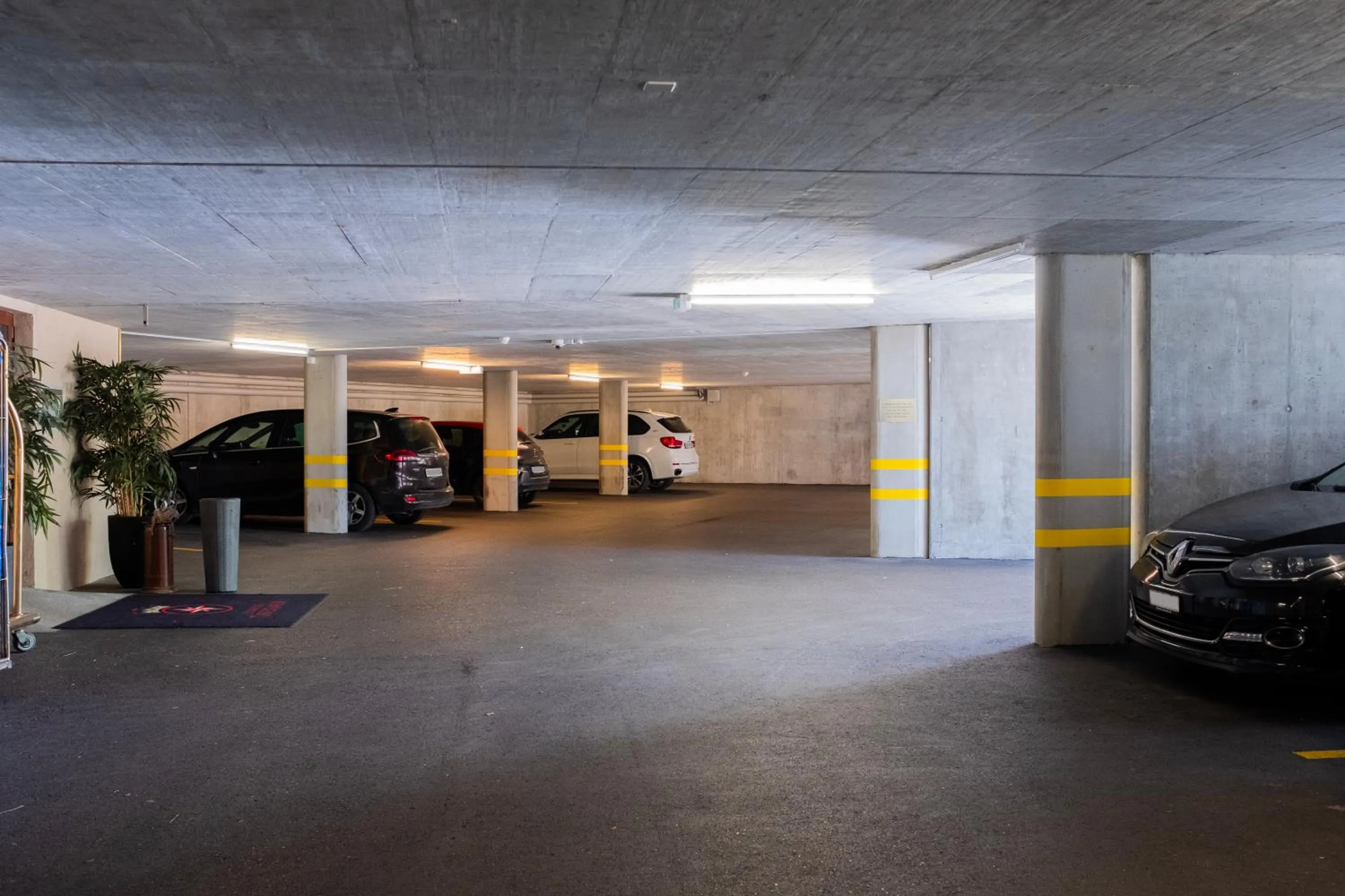 Parking in Baron Tavernier Hotel Restaurant & SPA