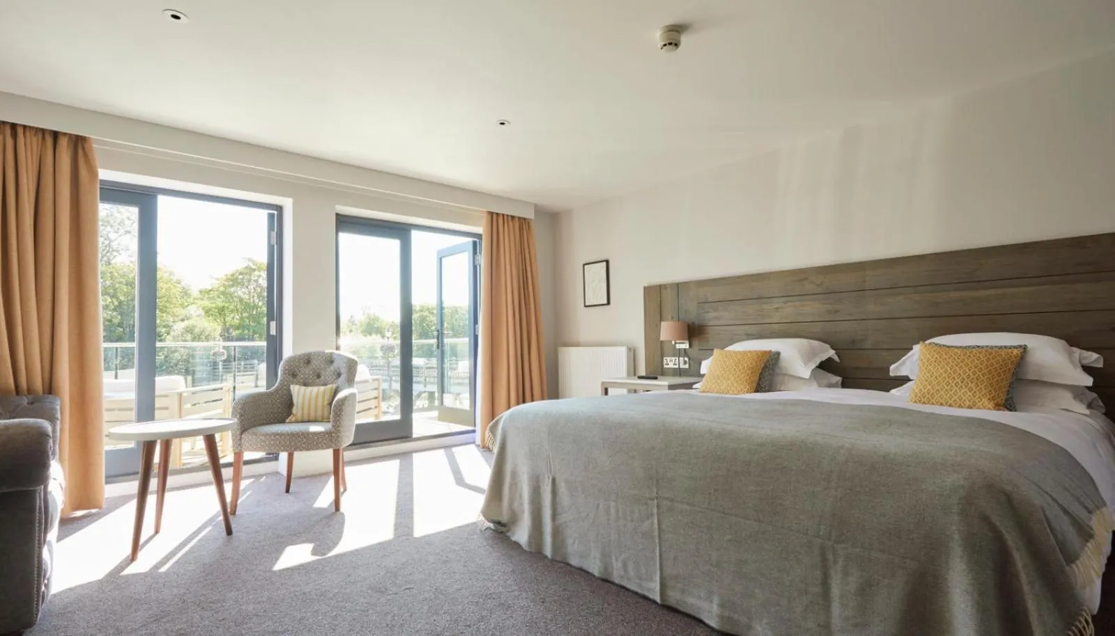 Bedroom, Bed in The Swan, Streatley, Berkshire