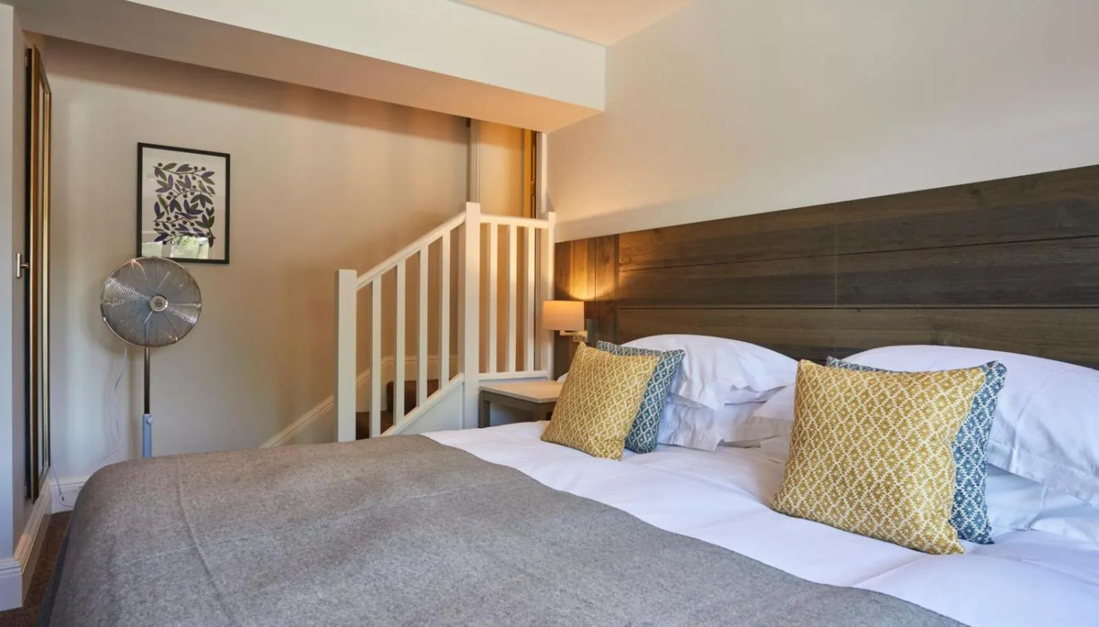 Bedroom, Bed in The Swan, Streatley, Berkshire