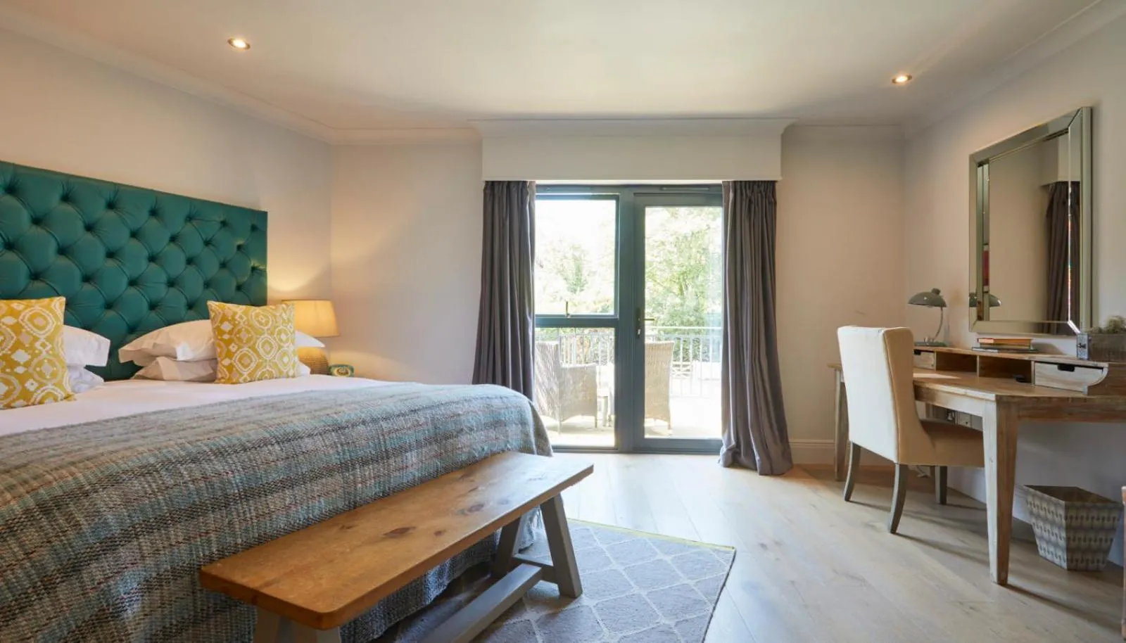Bedroom, Bed in The Swan, Streatley, Berkshire