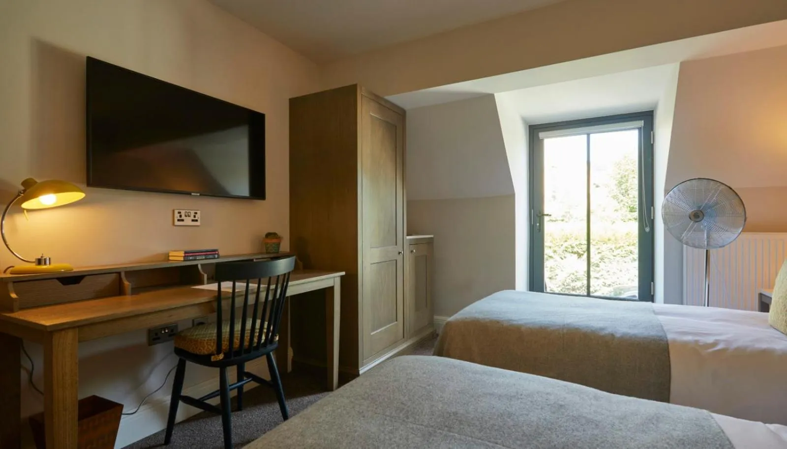 Bedroom, Bed in The Swan, Streatley, Berkshire