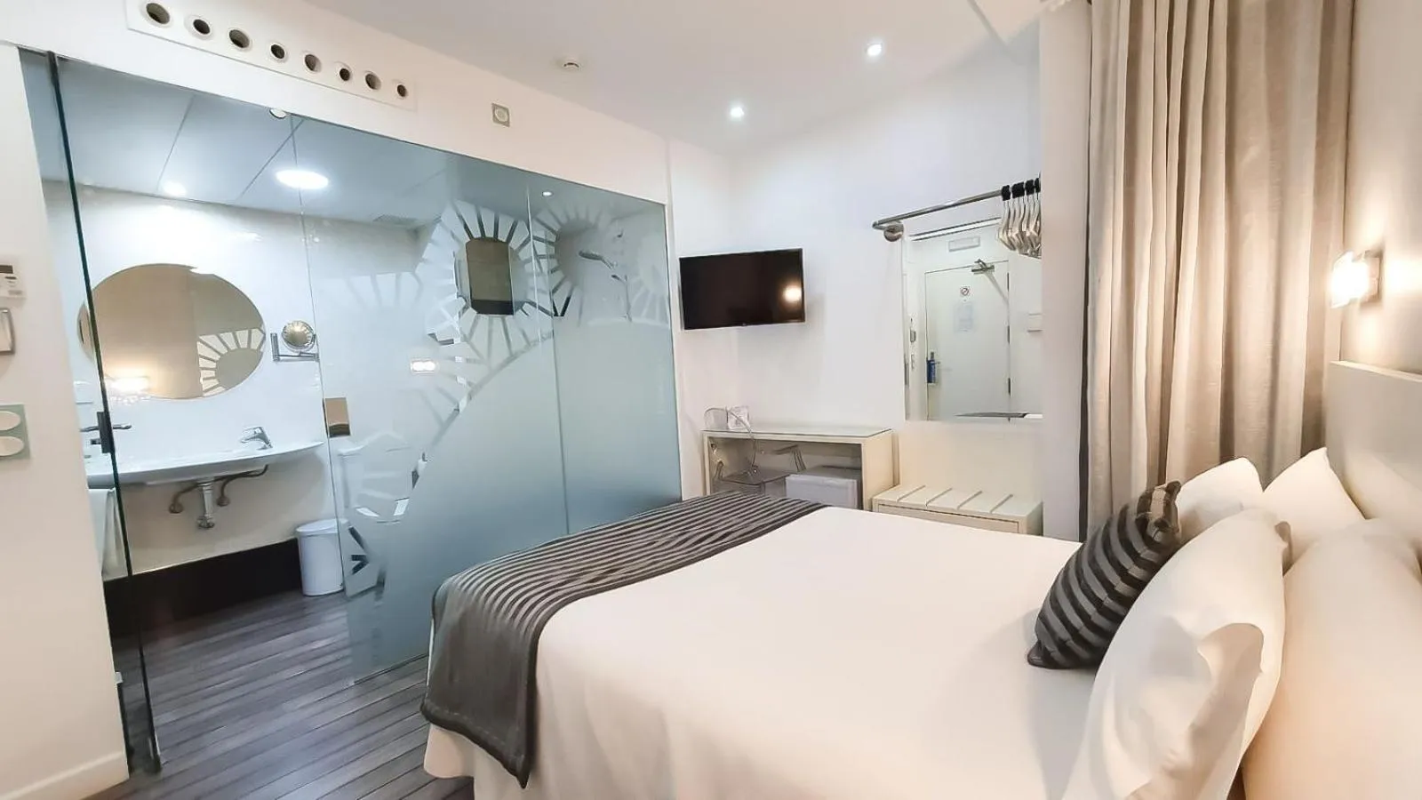 Photo of the whole room, Bed in La Boutique Puerta Osario