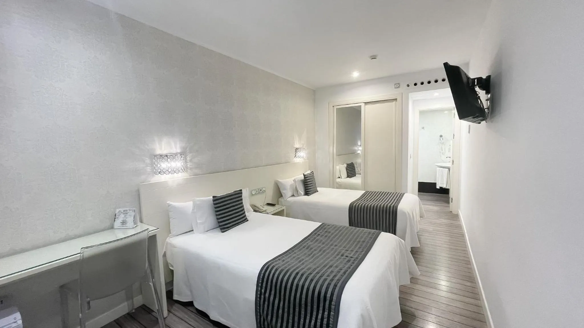 Photo of the whole room, Bed in La Boutique Puerta Osario