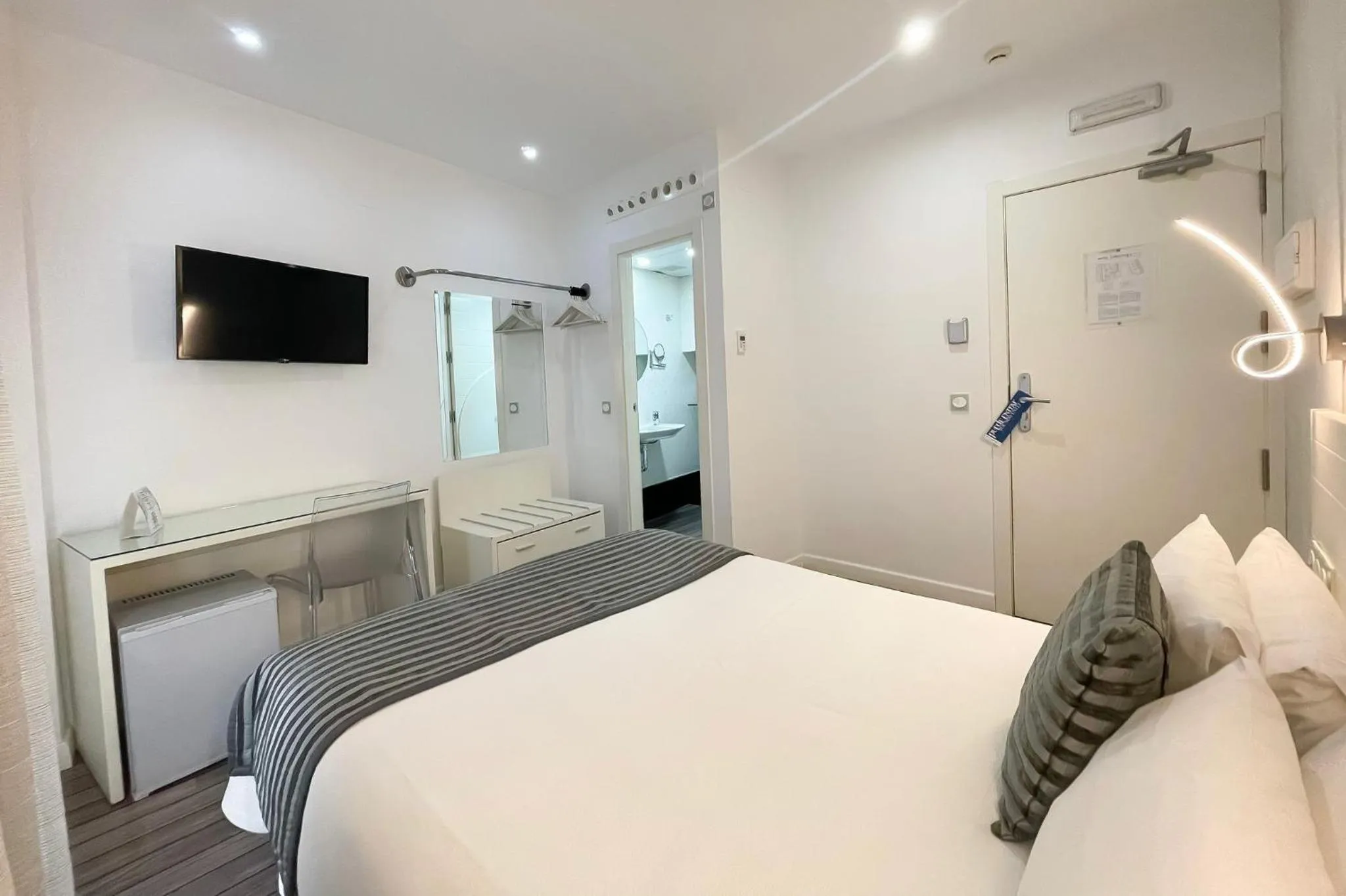 Photo of the whole room, Bed in La Boutique Puerta Osario