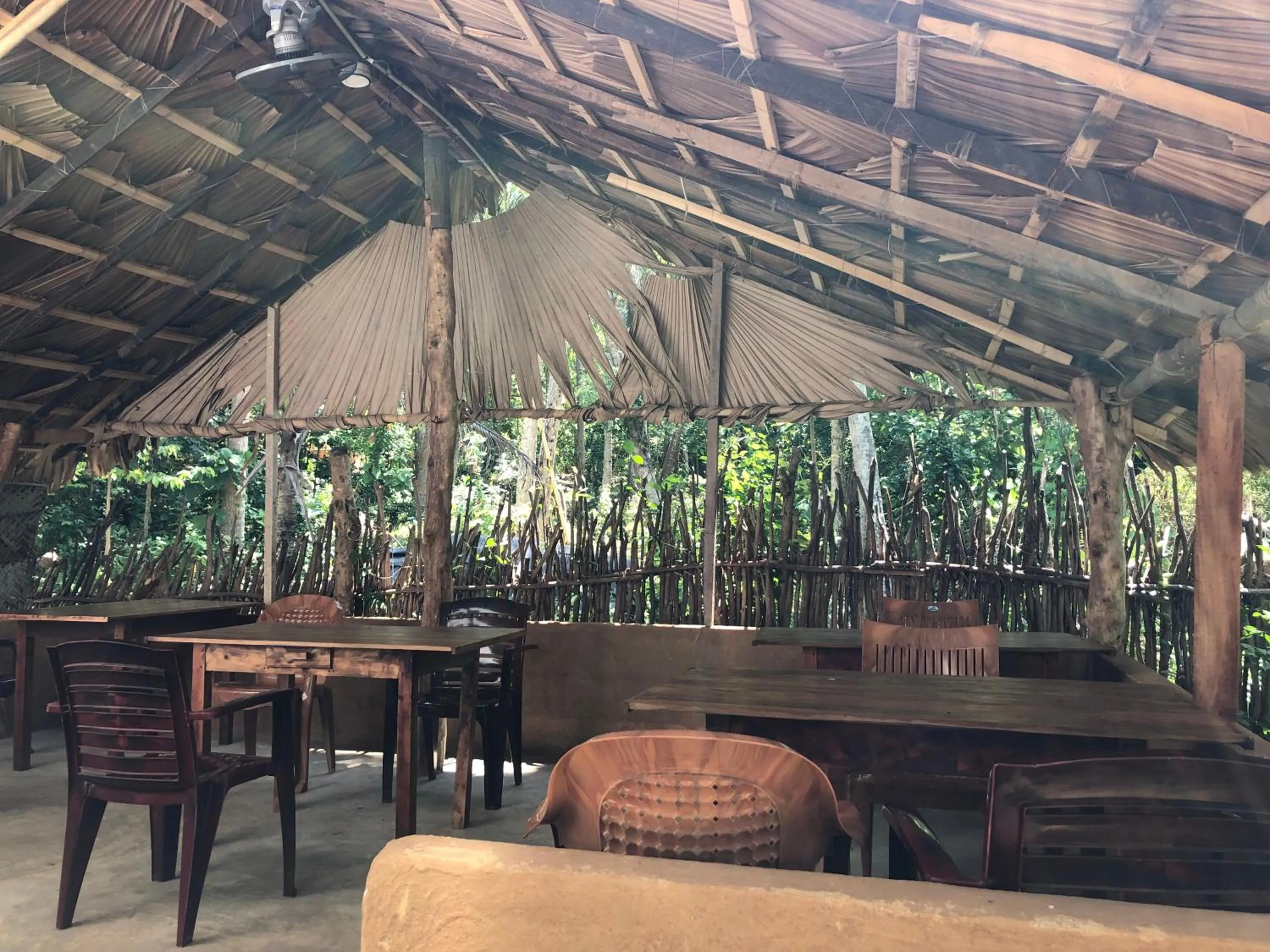 Restaurant/places to eat in Hiriketiya White House