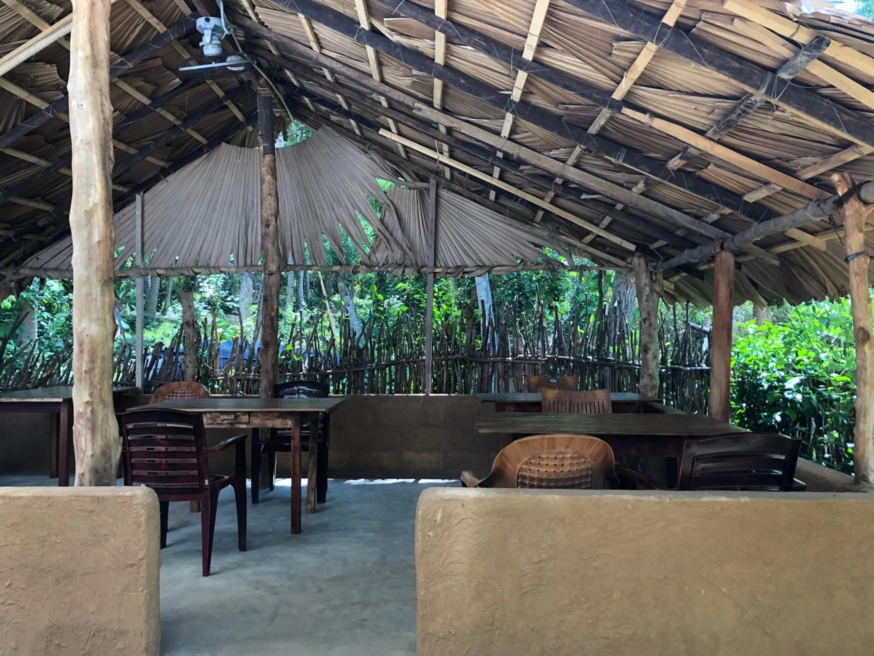 Restaurant/places to eat in Hiriketiya White House