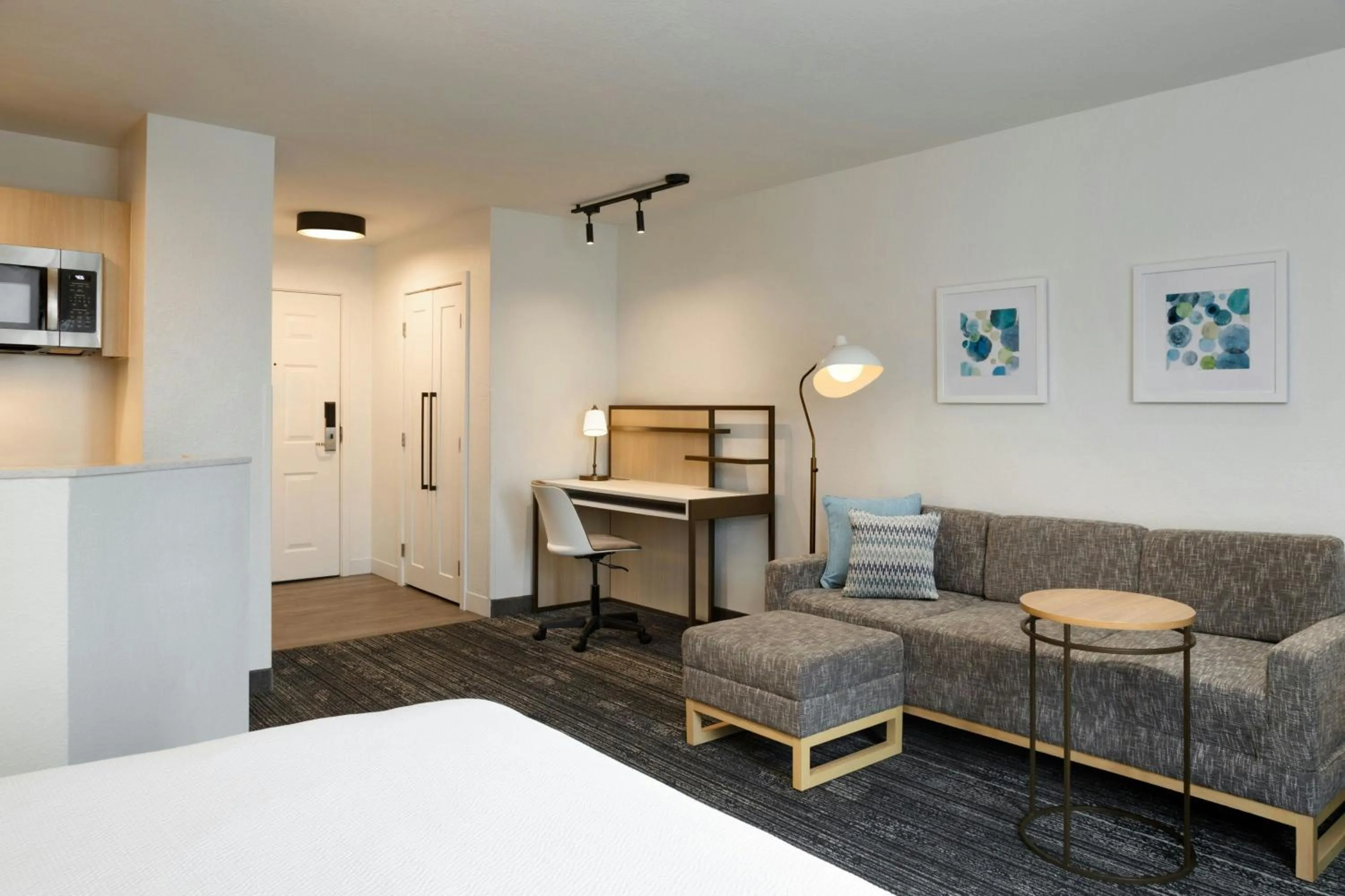 Living room, Bed in TownePlace Suites Dulles Airport