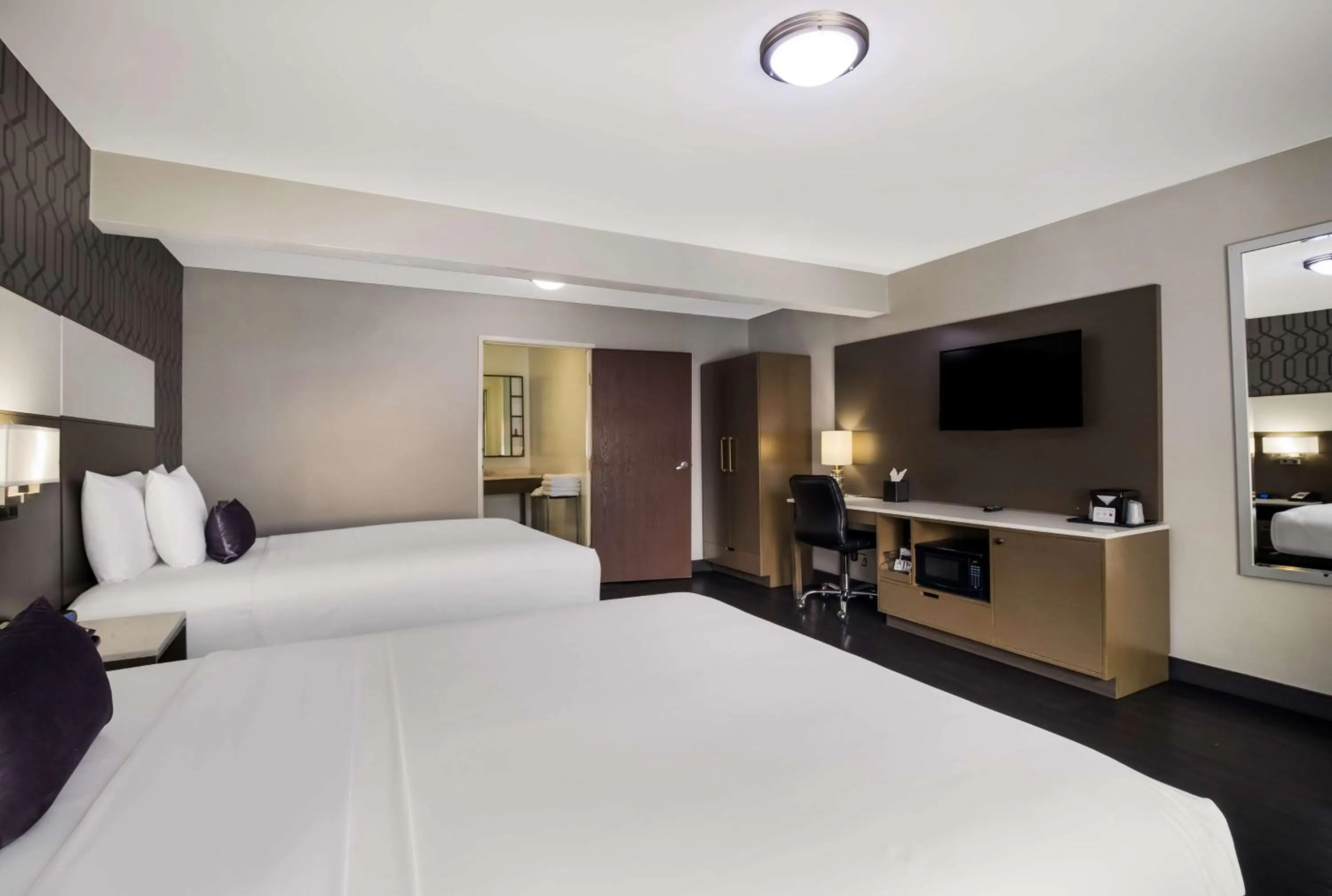 Bedroom, Bed in Sunset West Hotel, SureStay Collection By Best Western