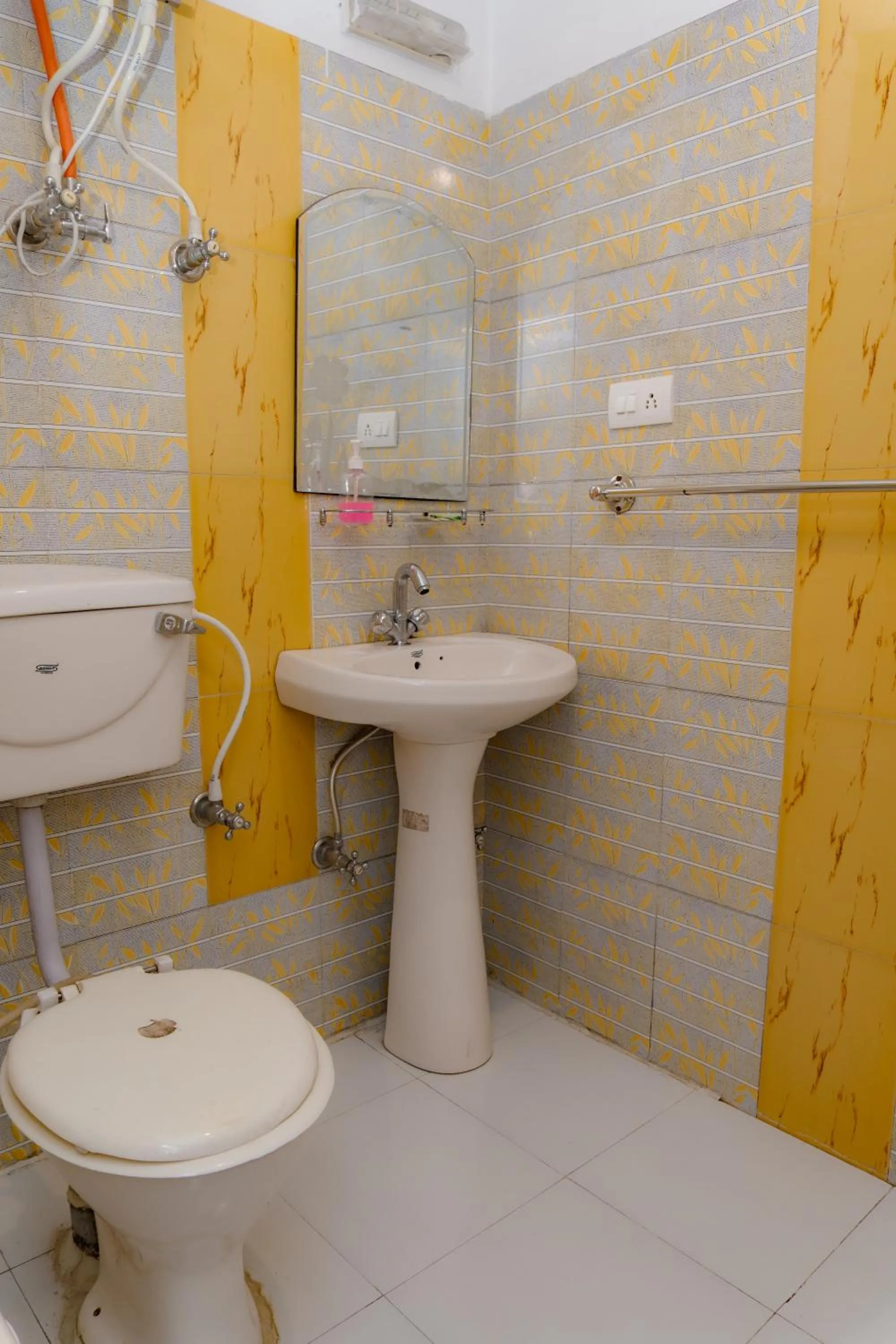 Bathroom in Hotel Victoriya Palace,Mcleod Ganj