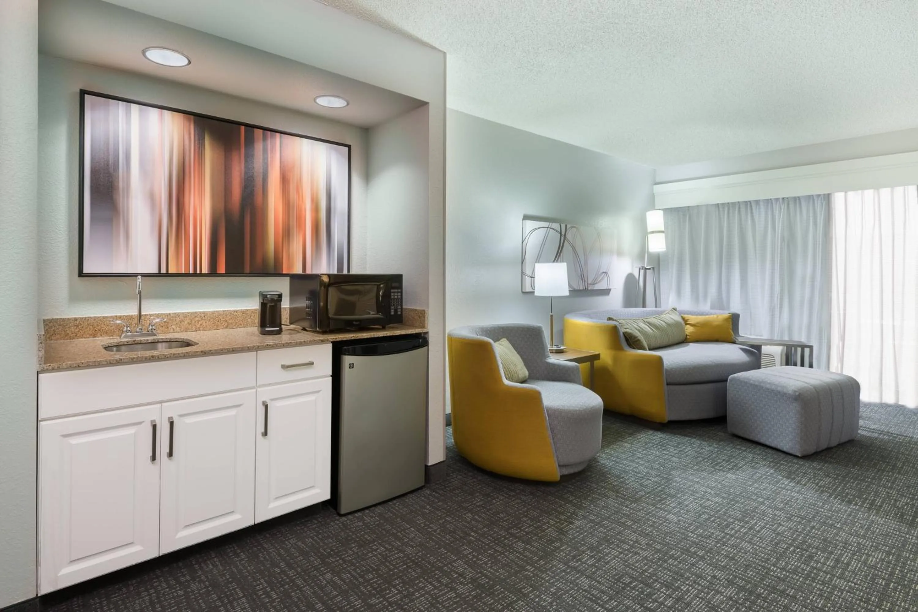Living room in Courtyard by Marriott Wilmington/Wrightsville Beach
